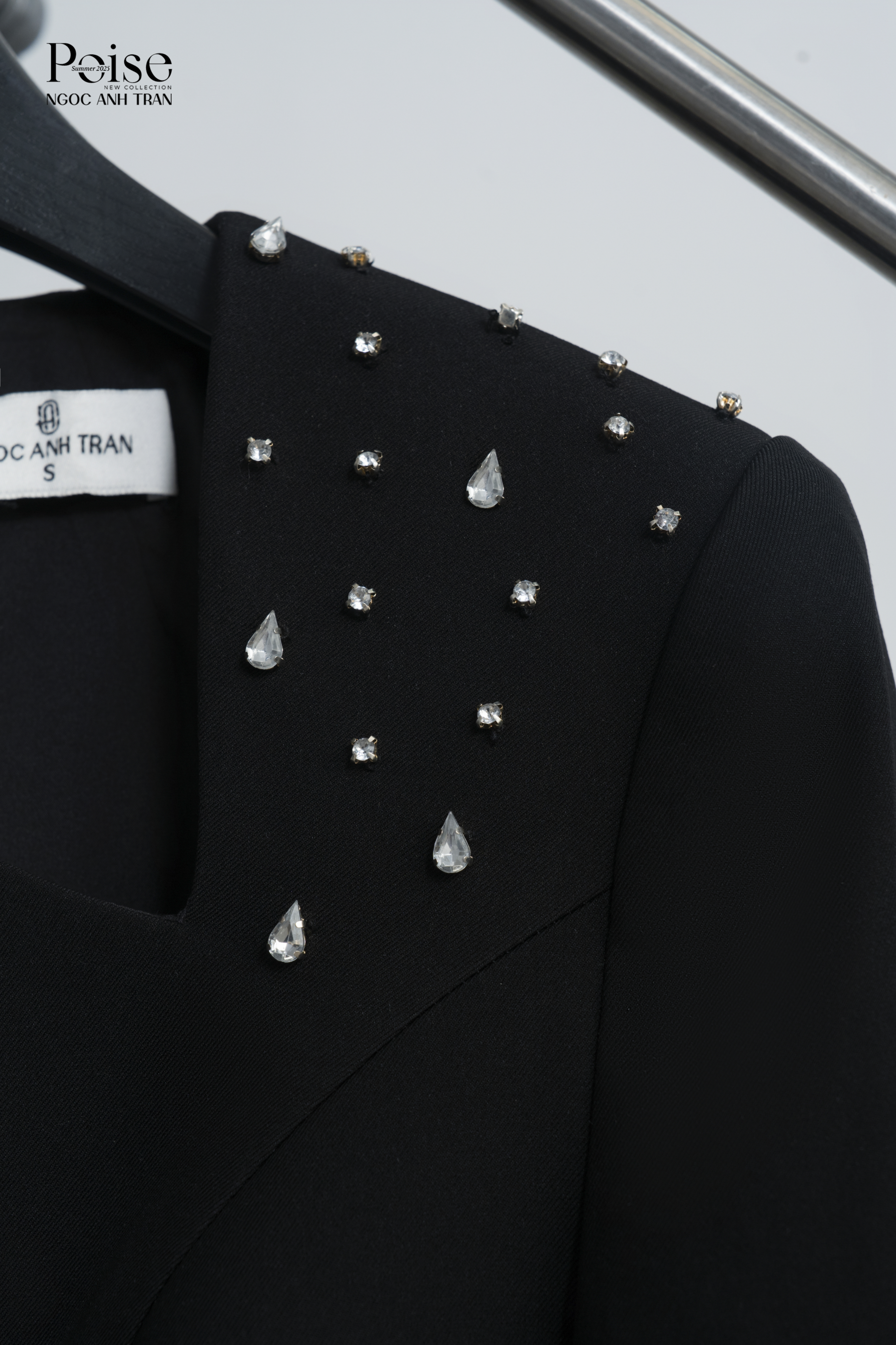 V048  - Áo vest dài tay đen vai đính đá_thumbnail_2