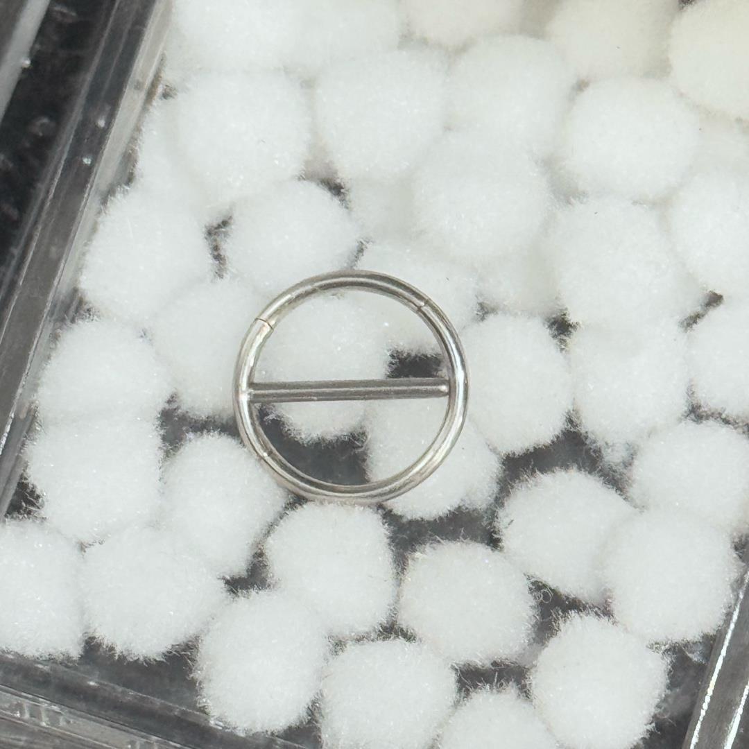 Khuyên ti bật khớp tròn.