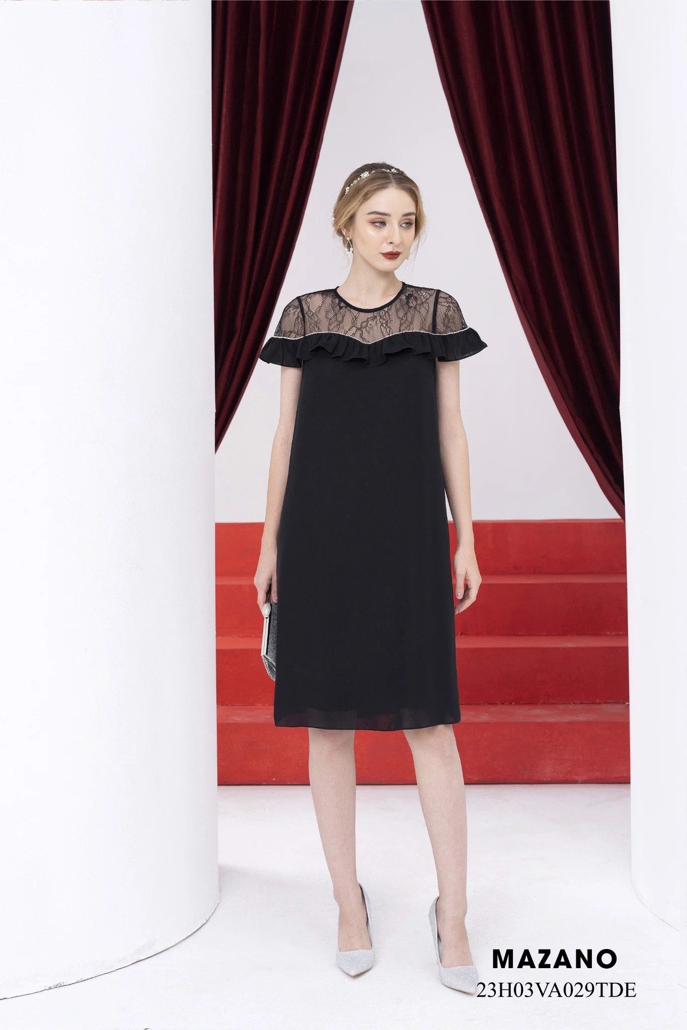 Đầm đen suông A bèo cổ phối ren đính đá