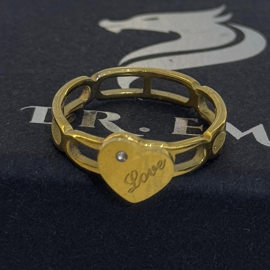 nhẫn kiểu titan vàng viền rỗng trái tim Love size 7