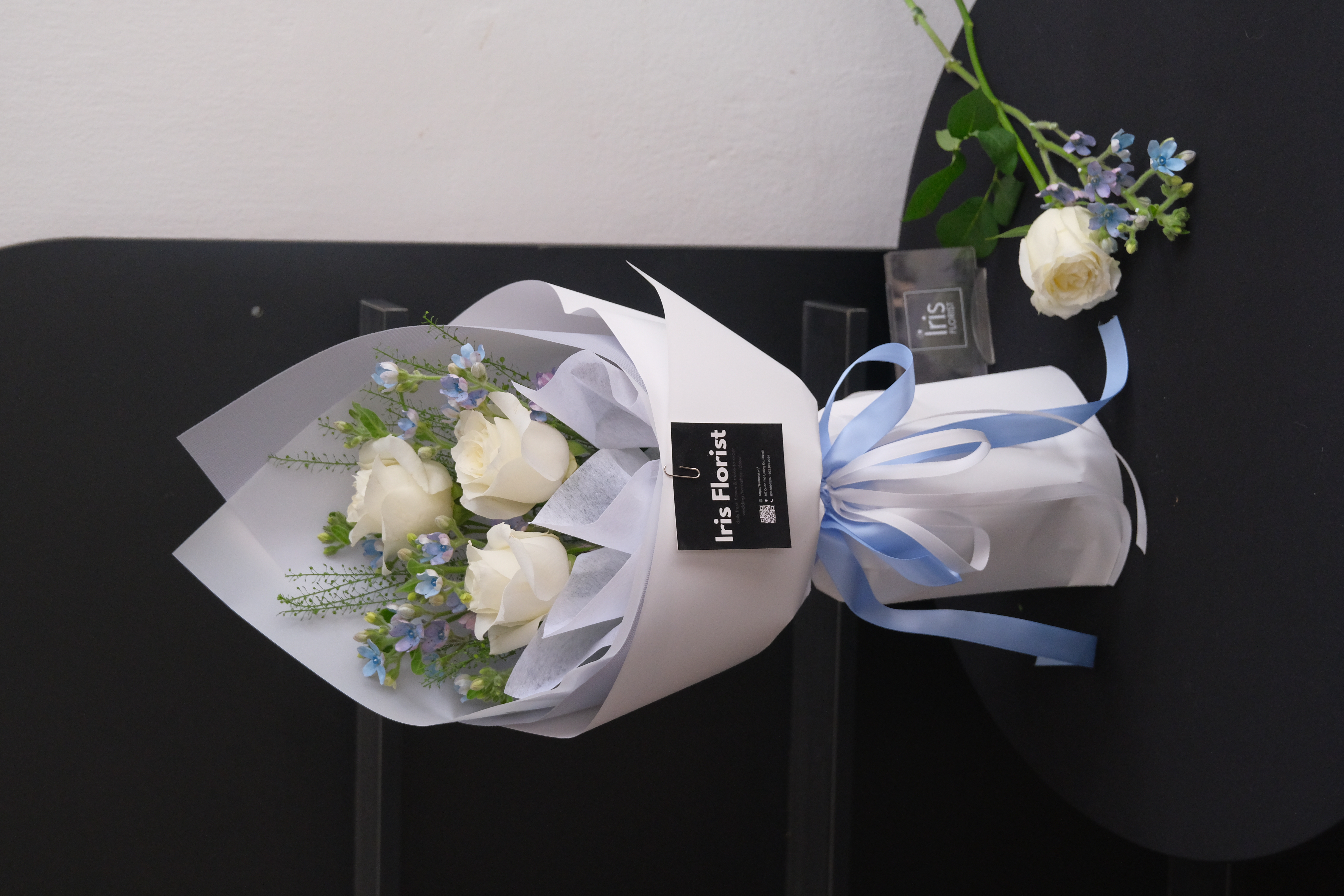 Bó hồng trắng mix sao xanh - Size S