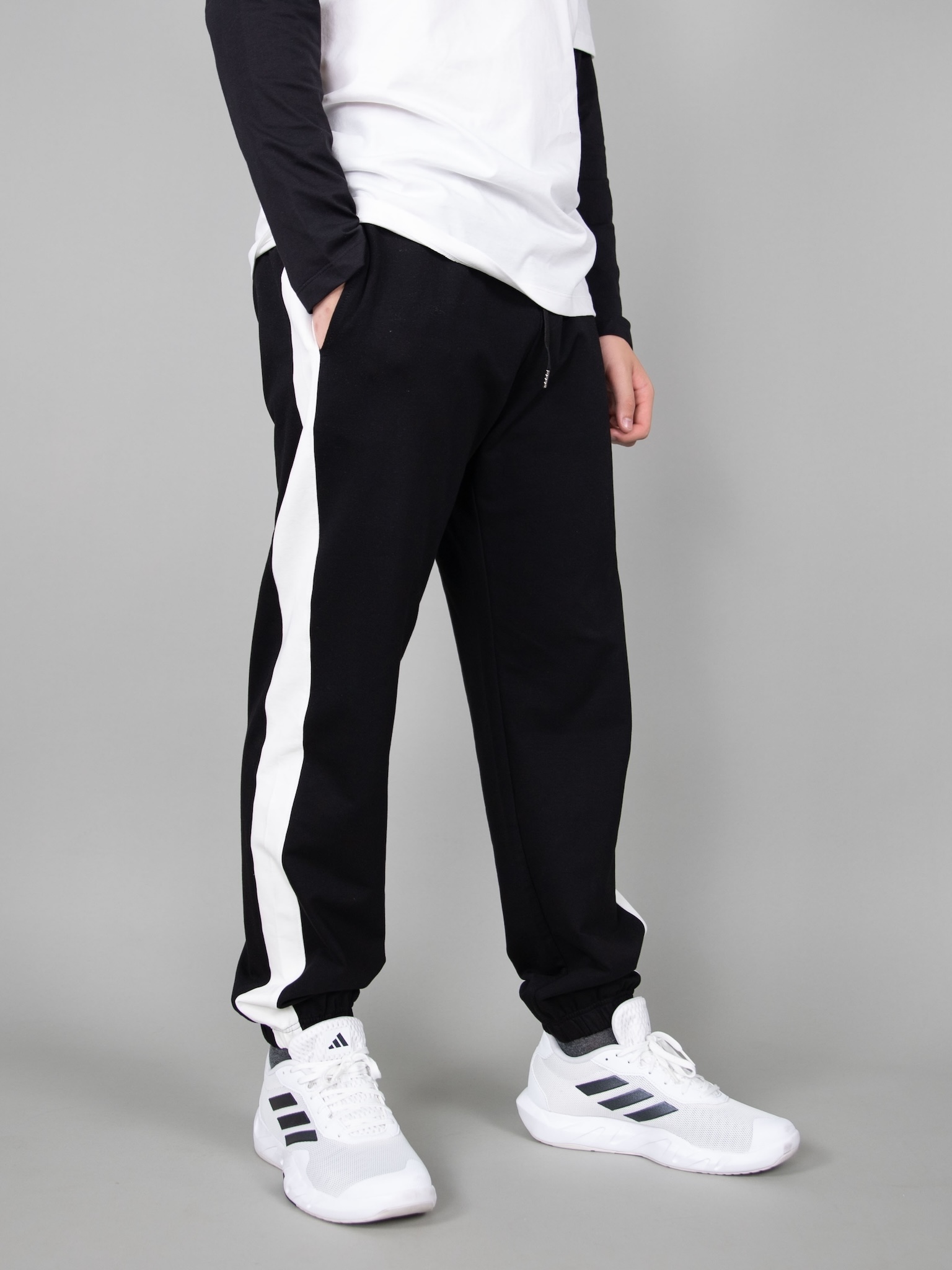 Quần nỉ bé trai màu đen phối dọc trắng