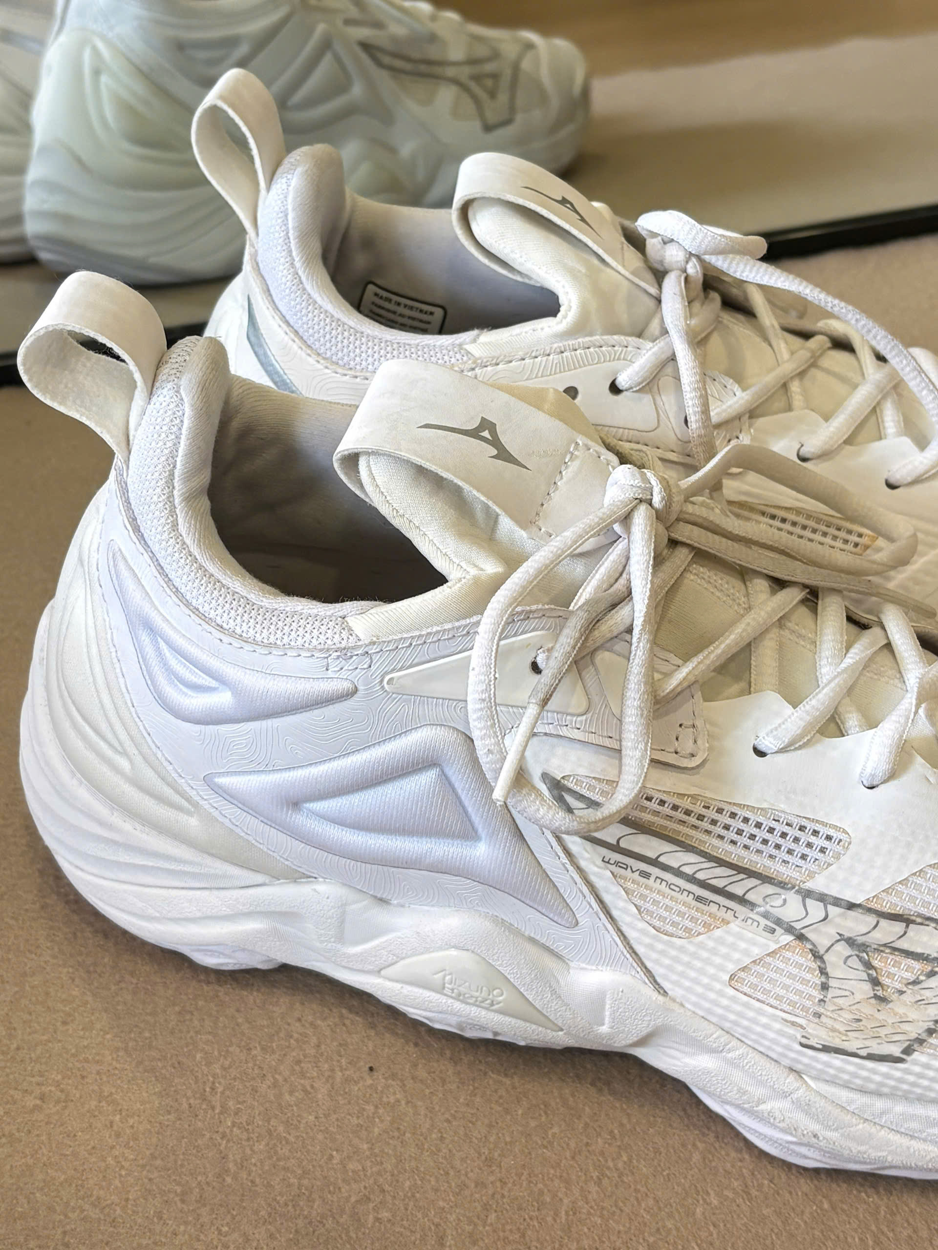 Mizuno Wave Momentum 3 Volleyball Shoes_thumbnail_4