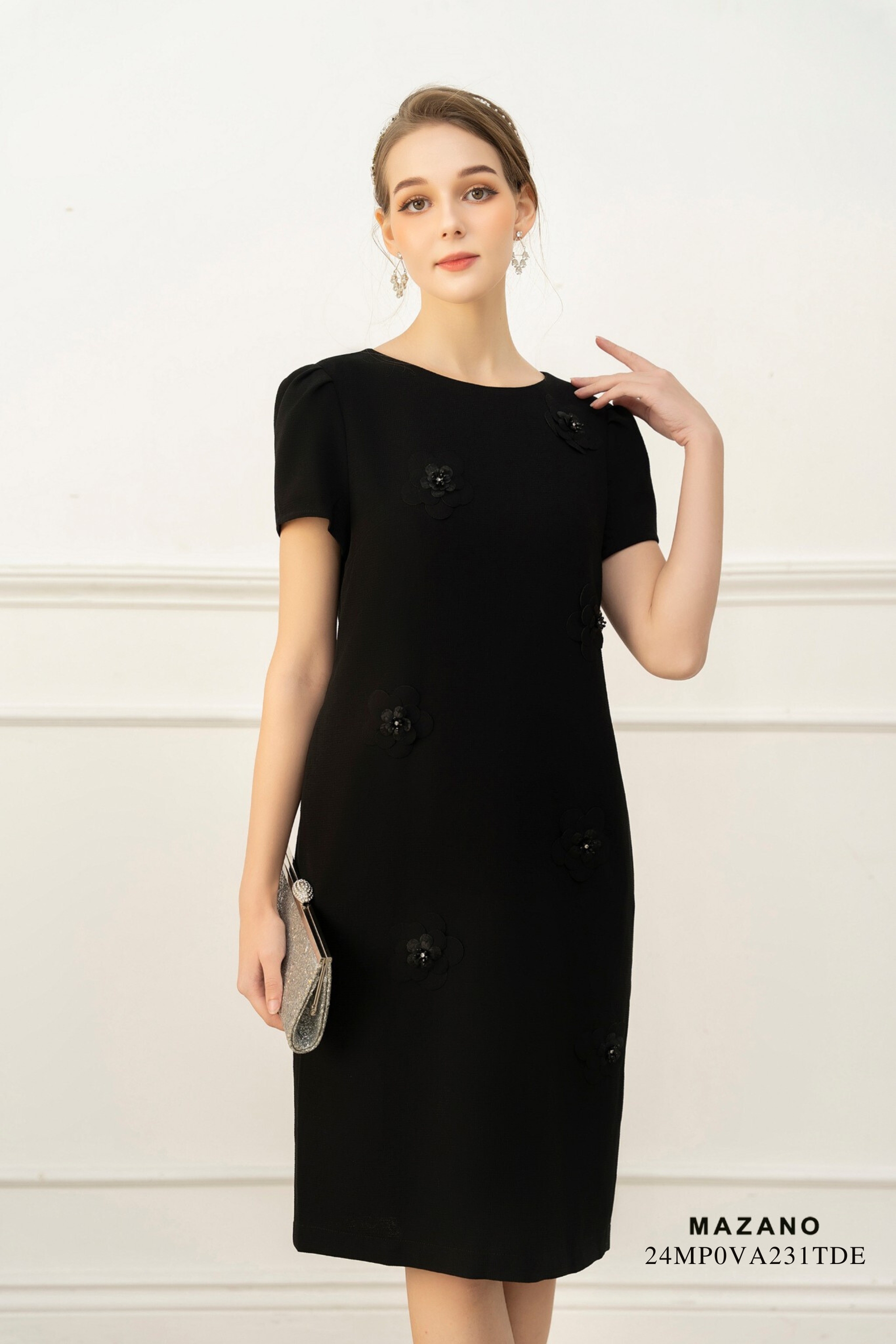 Váy Đầm suông Vải Thô  trang trí đính hoa cắt laze Cổ tròn đính đá Dài tới bắp chân - Hàng Tái đổi mã 24HP0VA001TDE TÁI_thumbnail_4