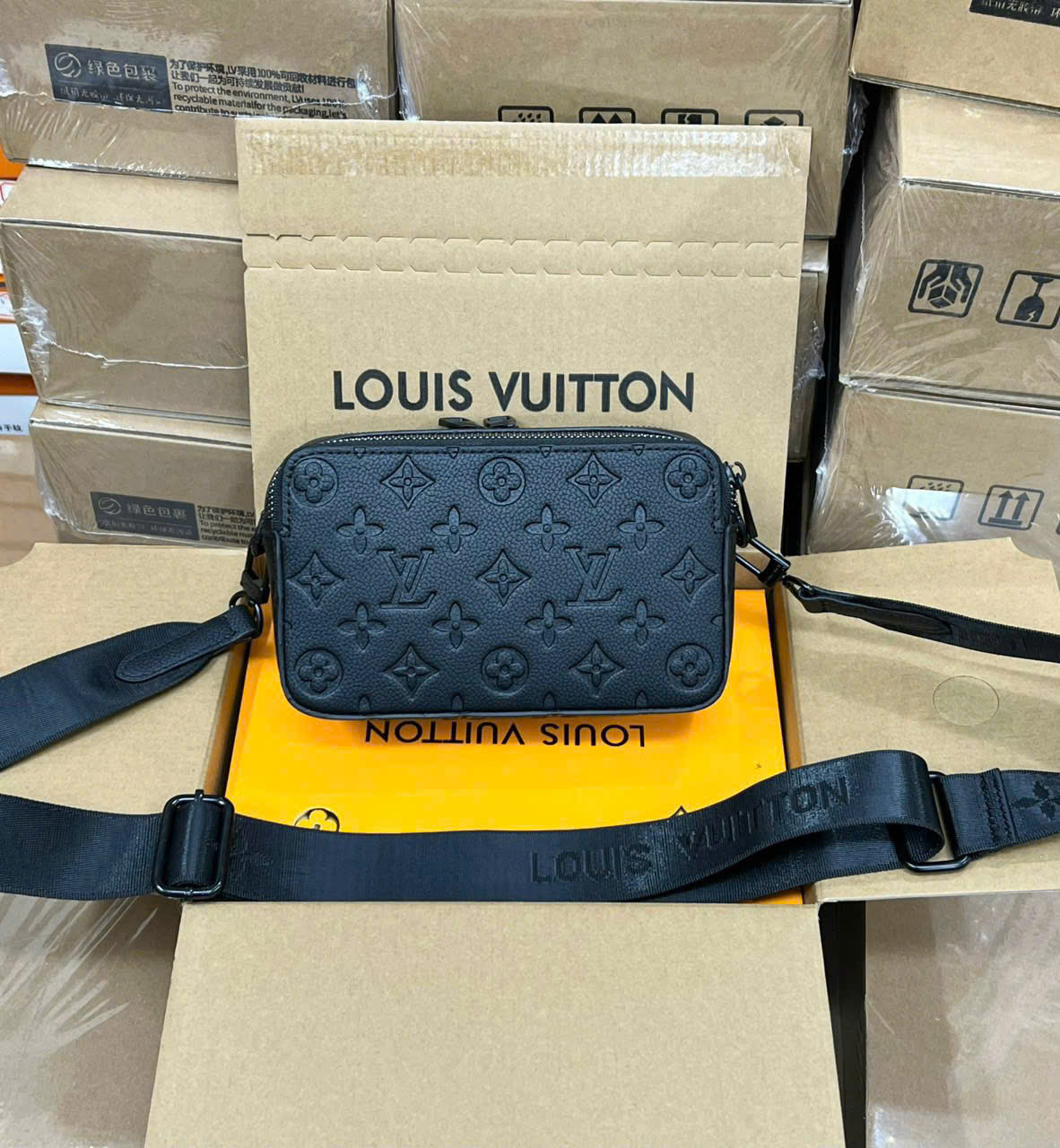 Túi đeo chéo nam LV Nano Alpha Black Monogram Shadow