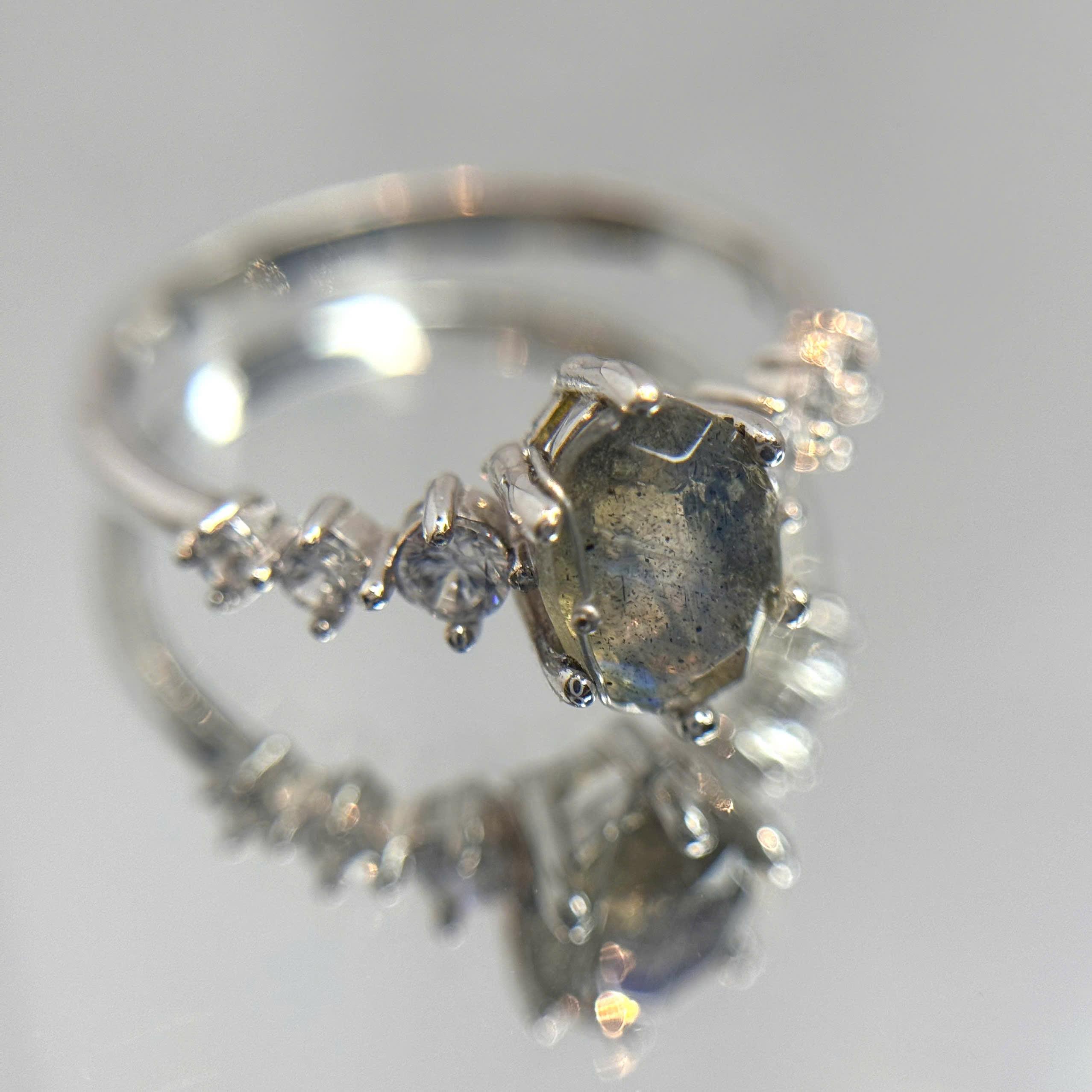 Nhẫn đá Labradorite cắt giác bạc 925.