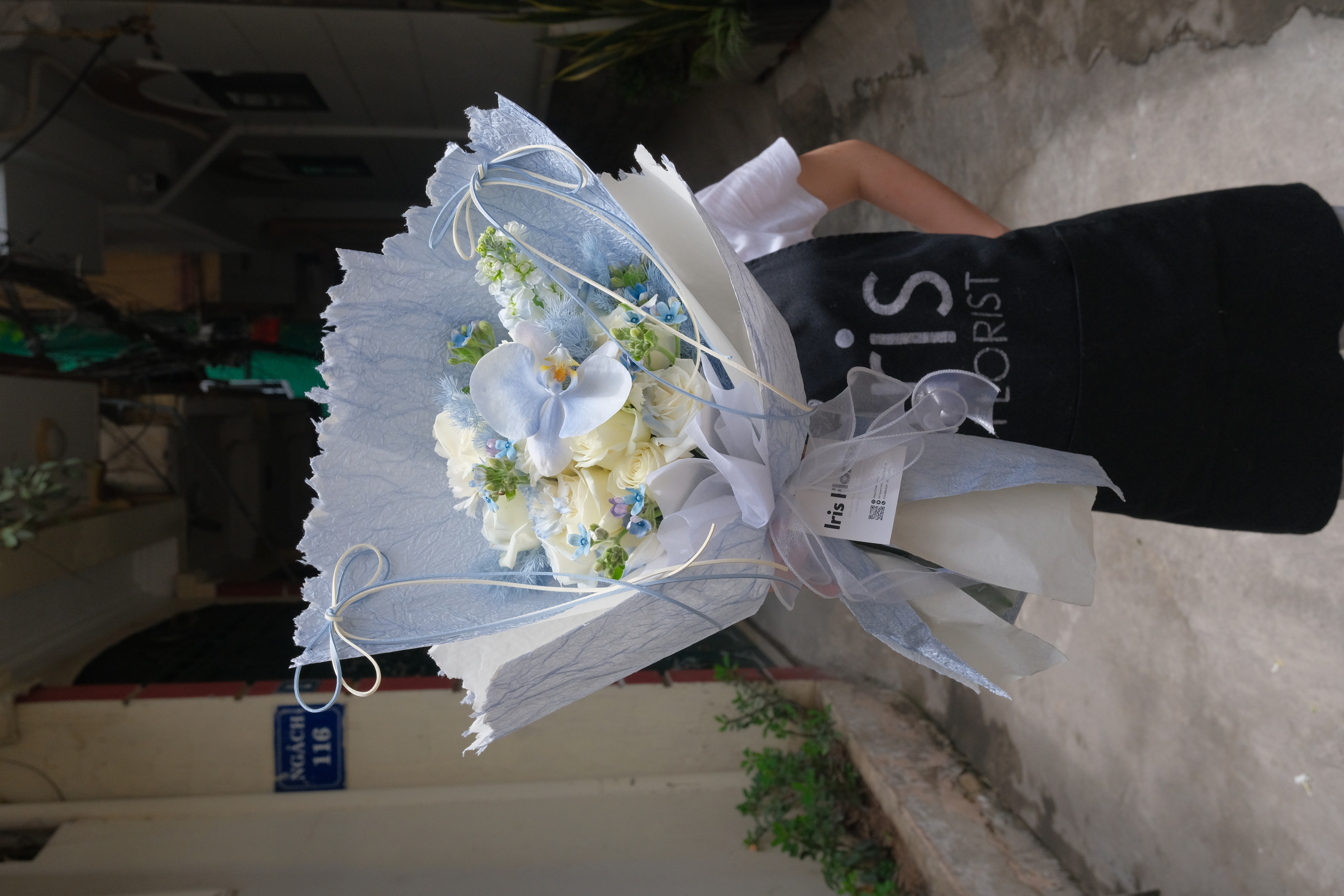 Bleu Rêve - Bó hoa hồng trắng mix tone Blue và Lan HĐ