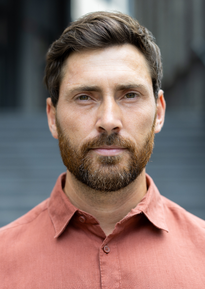 vecteezy_portrait-of-serious-confident-man-outside-office-building_56250395
