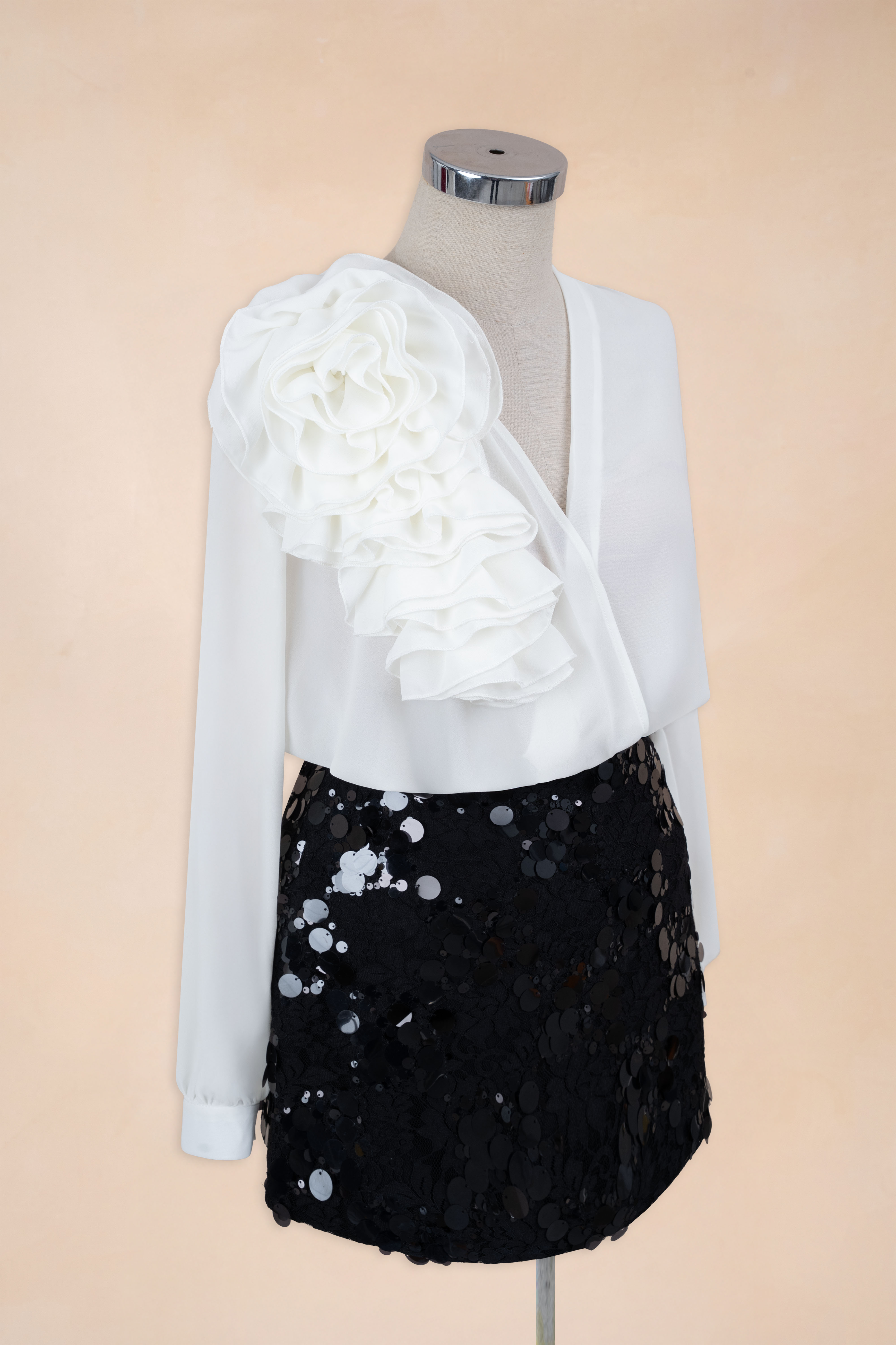 Áo Cổ V Tay Bồng Hoa Ngực_thumbnail_3