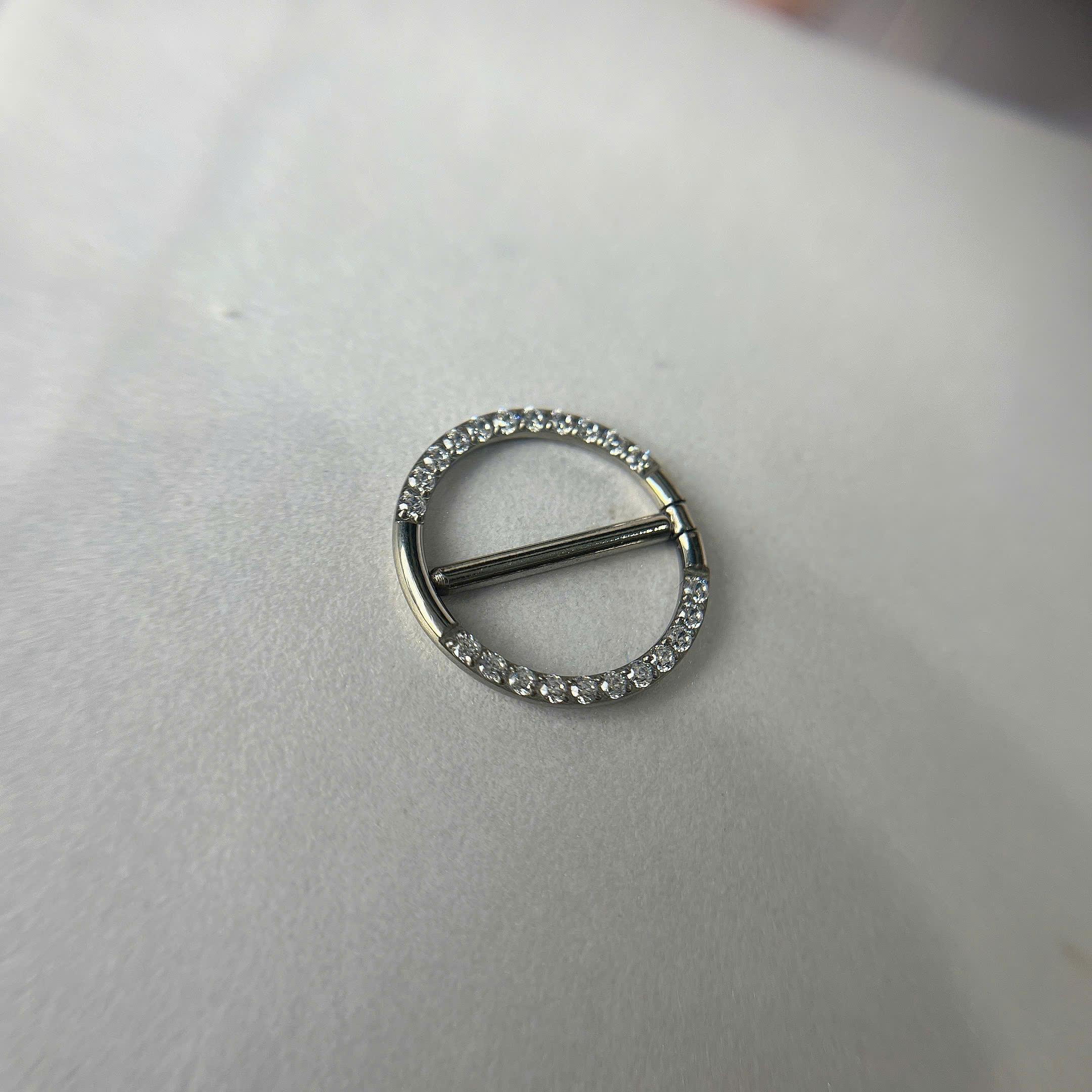 Khuyên ti titan 2 vòng kim cương