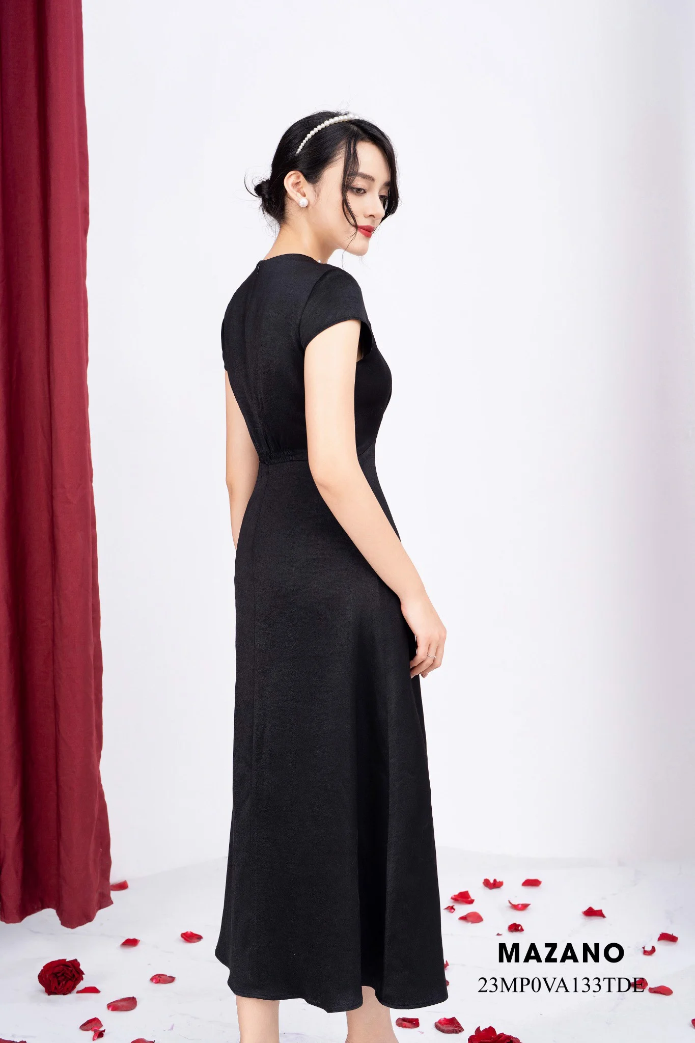 Đầm đen ôm chân rủ dài cổ U đính trang trí_thumbnail_3