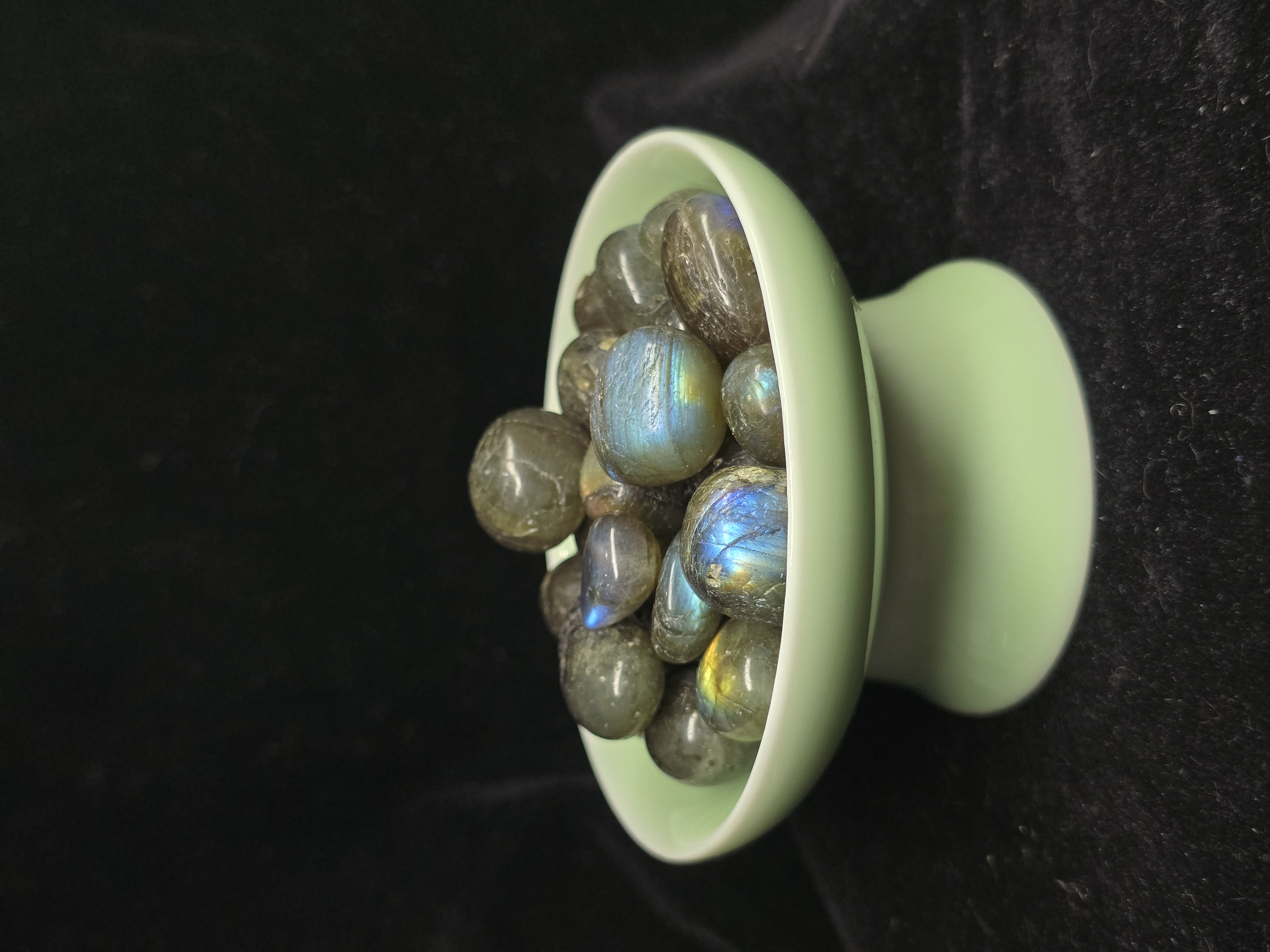 Đá cuội đã mài bóng / Tumbled Labradorite Thể Đen / Hắc Nguyệt Quang size 1 - 2cm/viên