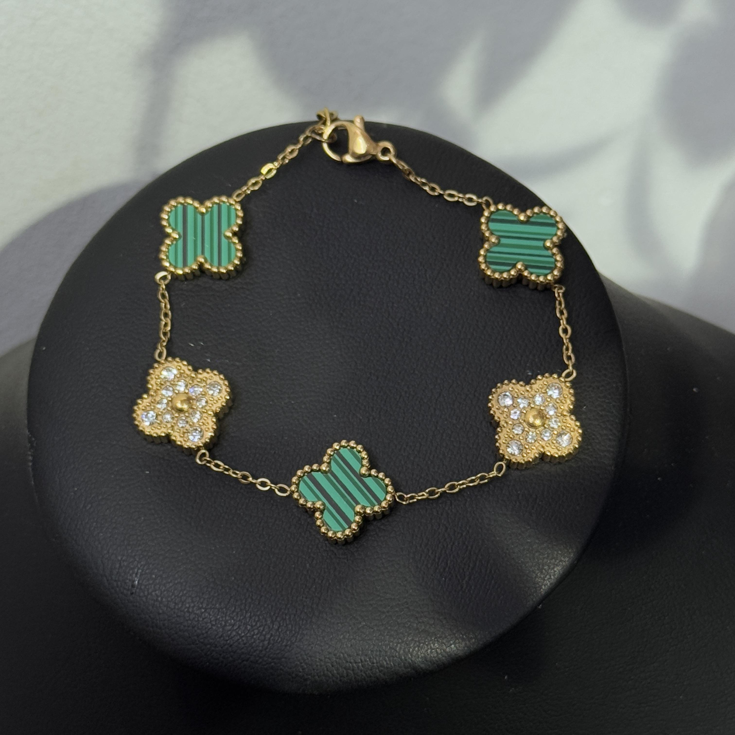 Vòng tay van cleef đá xanh xen kẽ đá kim cương màu vàng _thumbnail_3