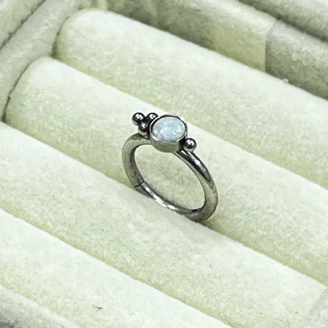 bật khớp kiểu đá opal xanh trắng đính bi sắt nhỏ tam giác 8mm_thumbnail_2