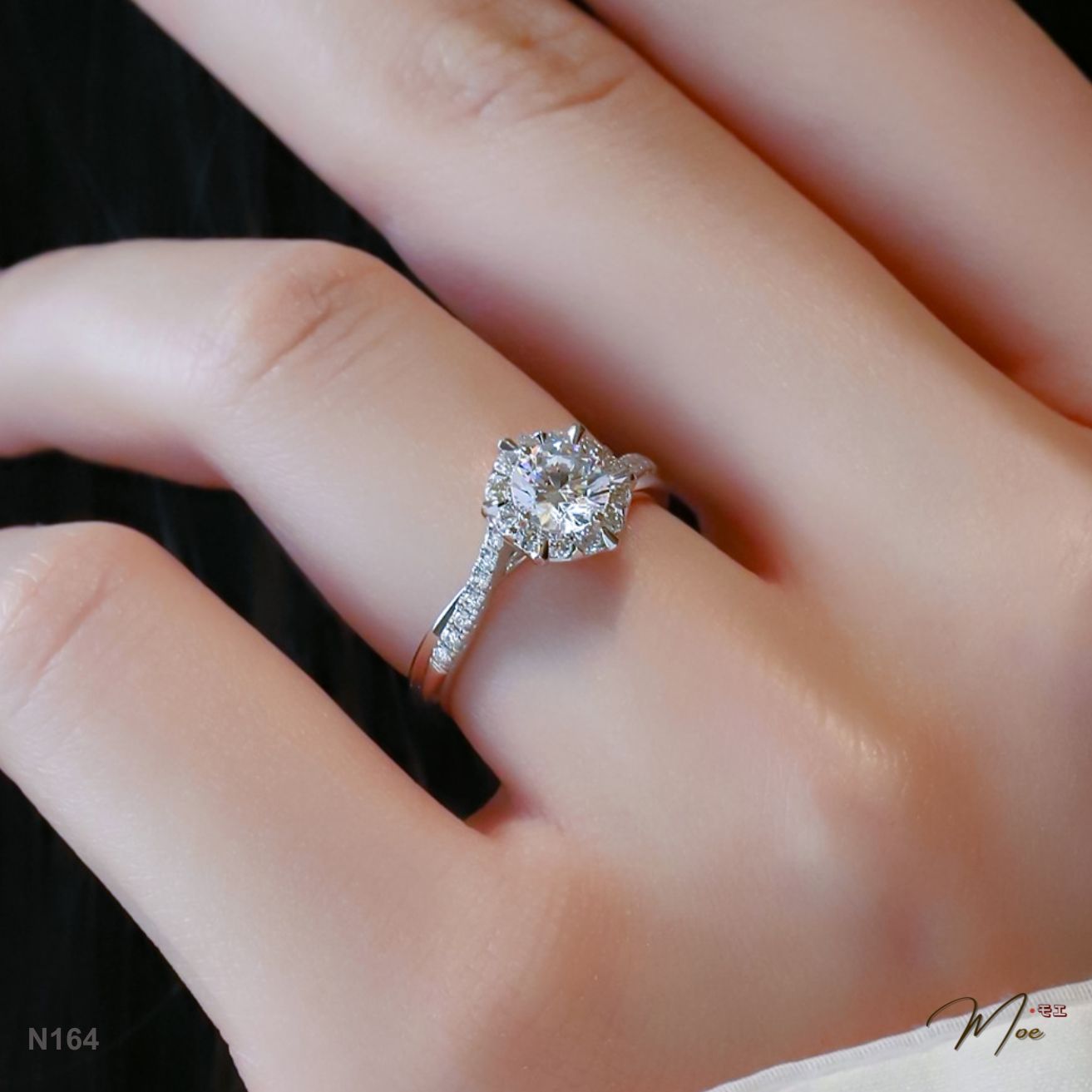 N164 - Nhẫn đá chủ cầu hôn pha lê viền chéo nữ hoàng_thumbnail_5