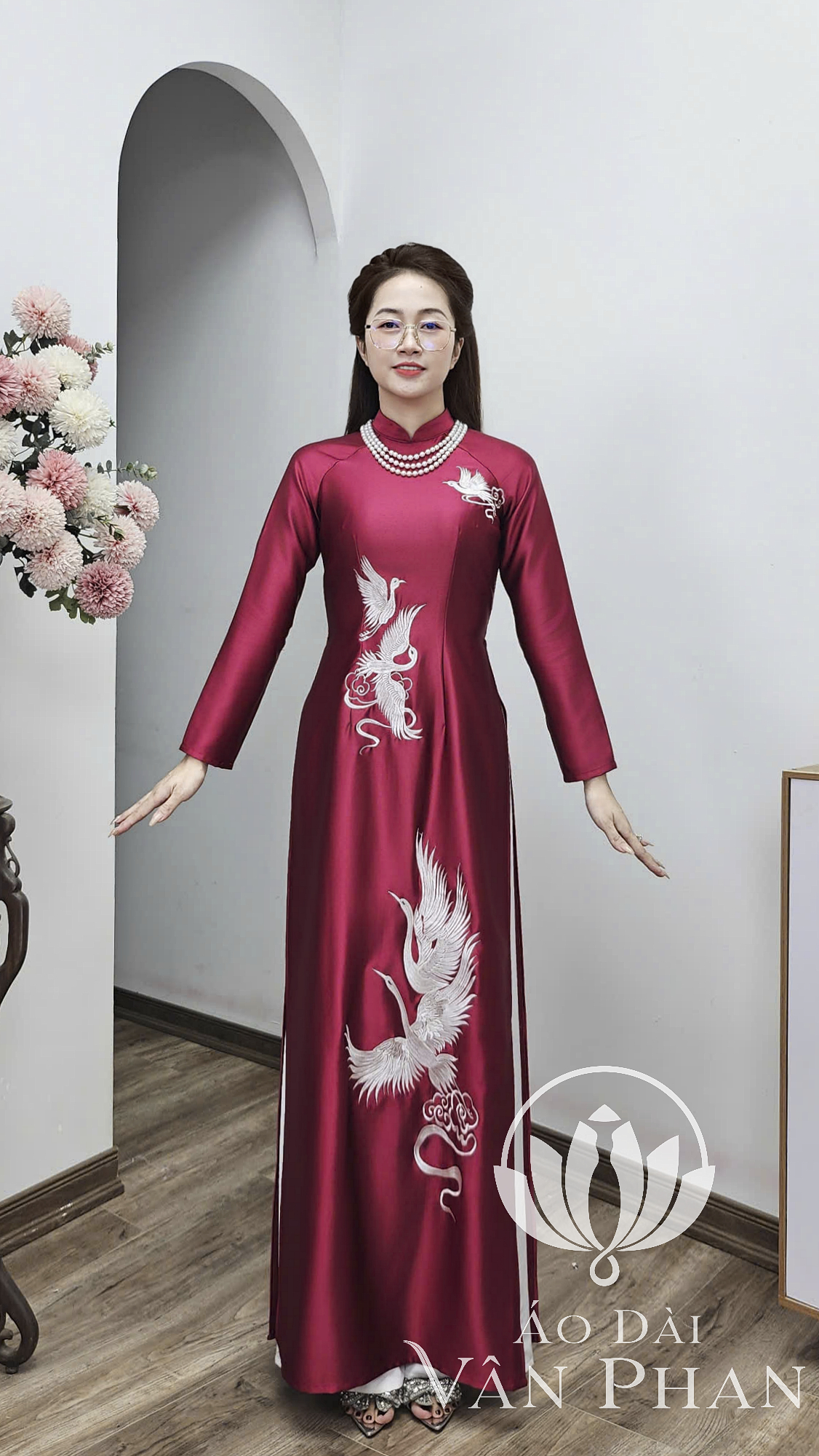 T466 áo dài cổ 3p tay dài truyền thống lụa ruby Hồng cherry thêu chim hạc trắng_thumbnail_2