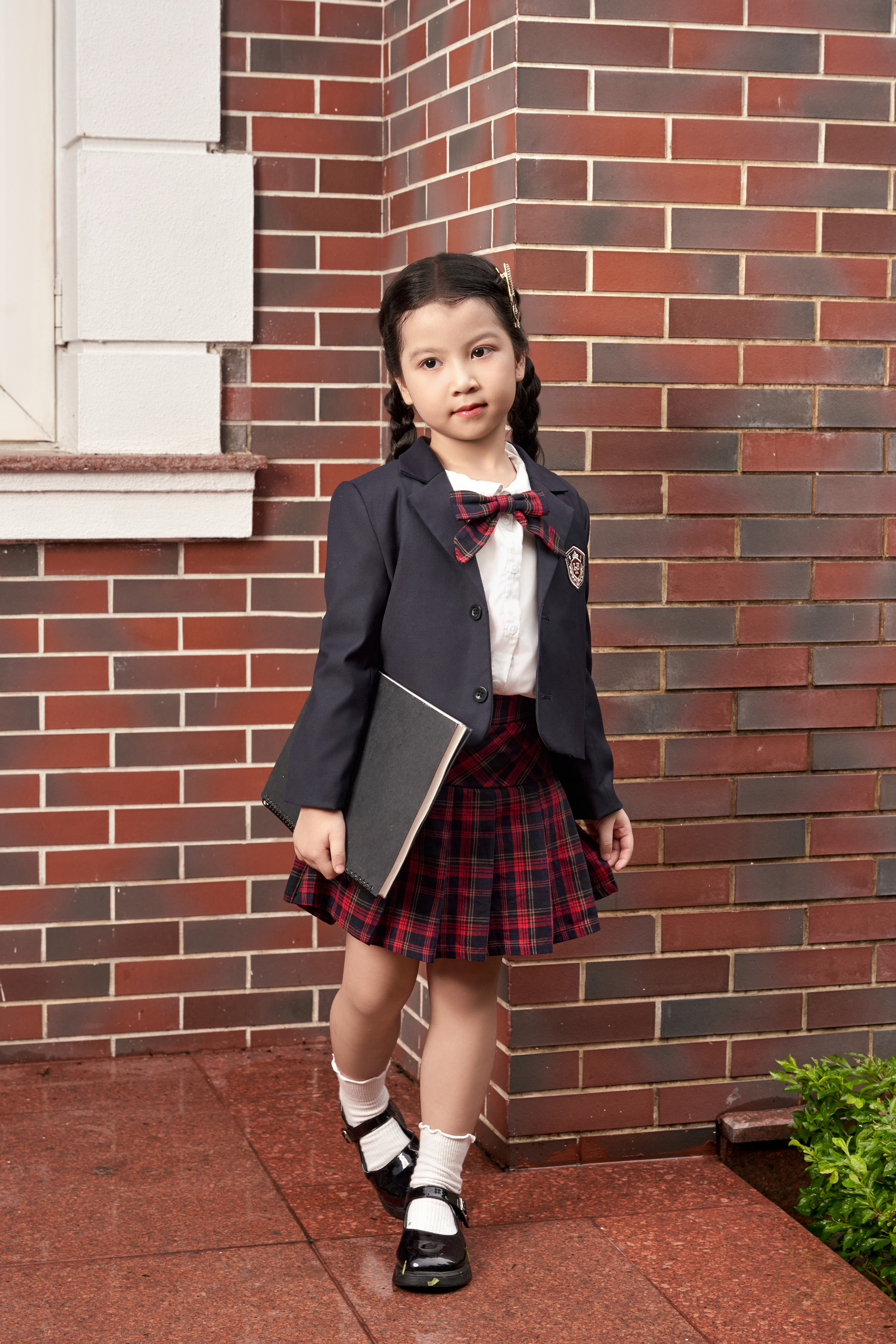 Blazer dáng lửng đính huy hiệu_thumbnail_2