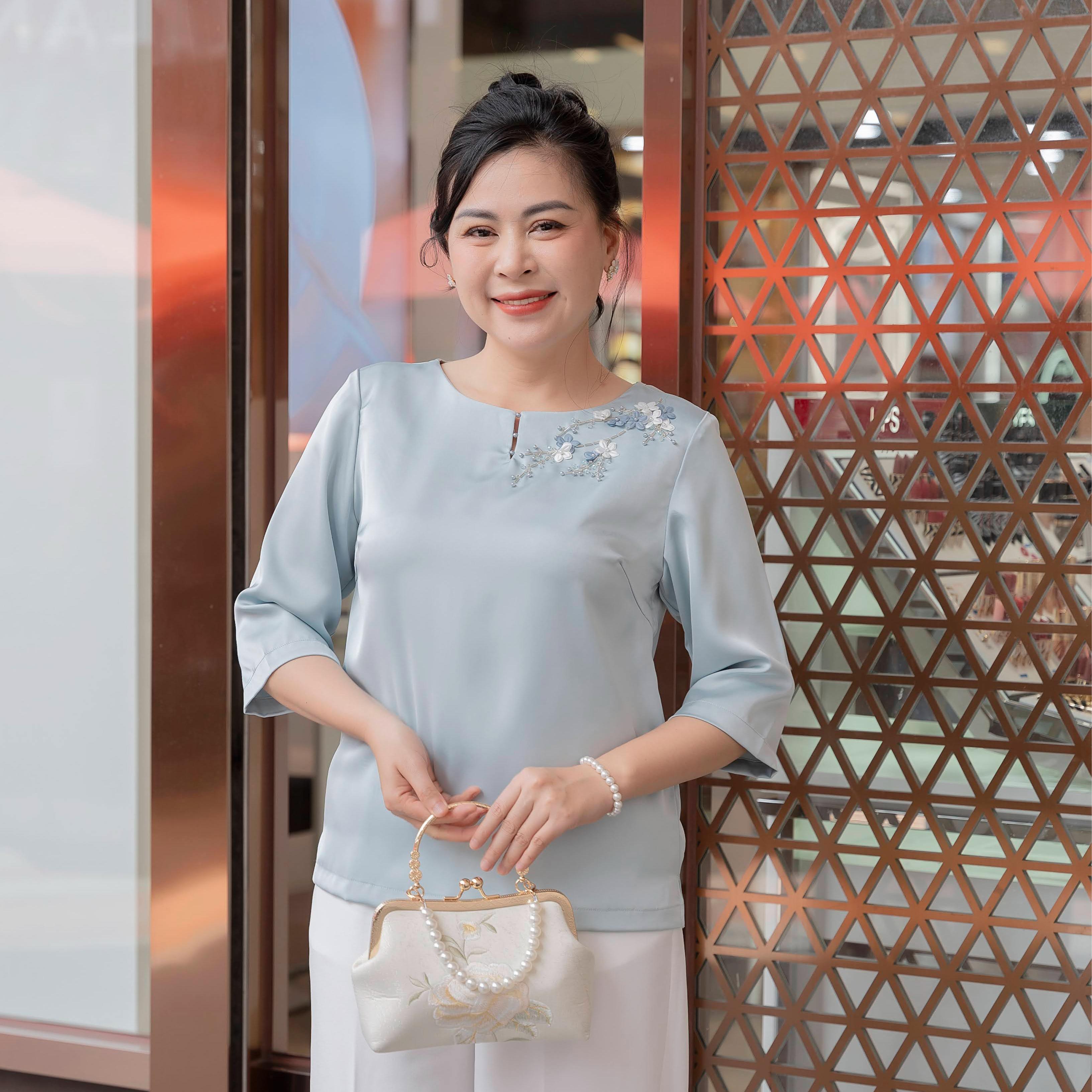 GUMOM - Áo Kiểu Trung Niên U50 U60 Cao Cấp Cổ Tròn Tay Lỡ Thêu Hoa Đính kết hoa và pha lê thủ công Sang Trọng Cho Nữ - Women Nhung Kem Xanh Nho Tua Rua Top Voi_thumbnail_7