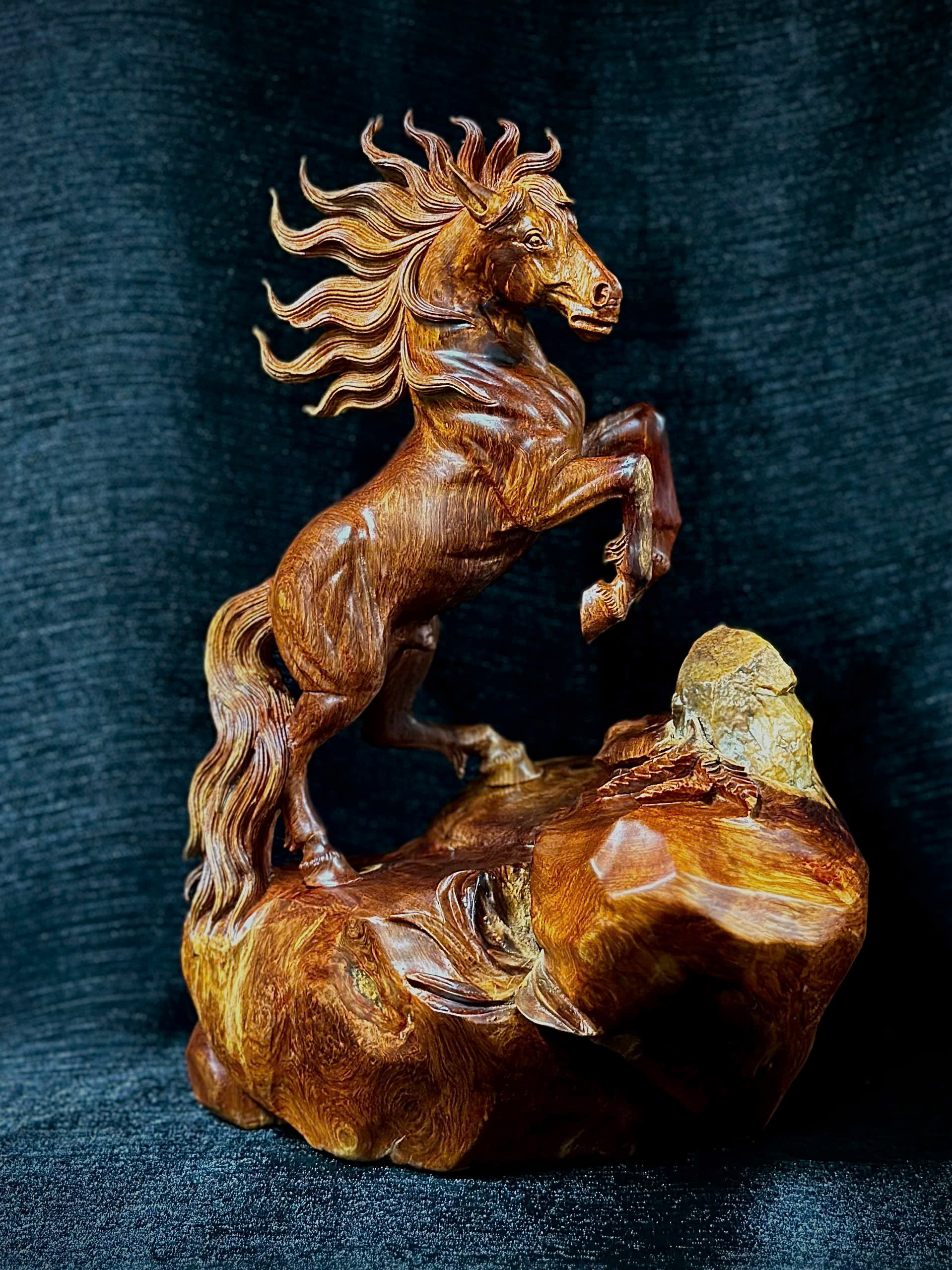 TƯỢNG ĐƯỜNG MÃ ÔM ĐÁ - GỖ HƯƠNG ÔM ĐÁ