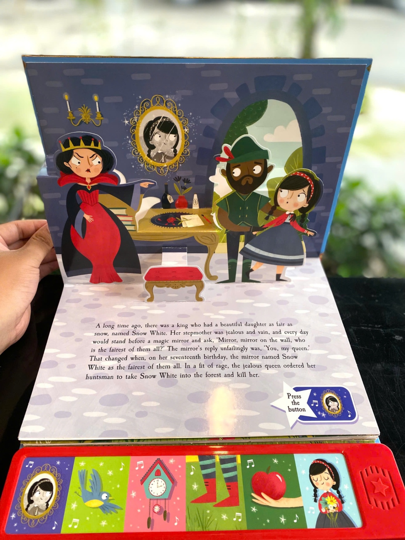 FAIRYTALES POP-UP SOUND BOOK: SNOW WHITE (North Parade)_thumbnail_3