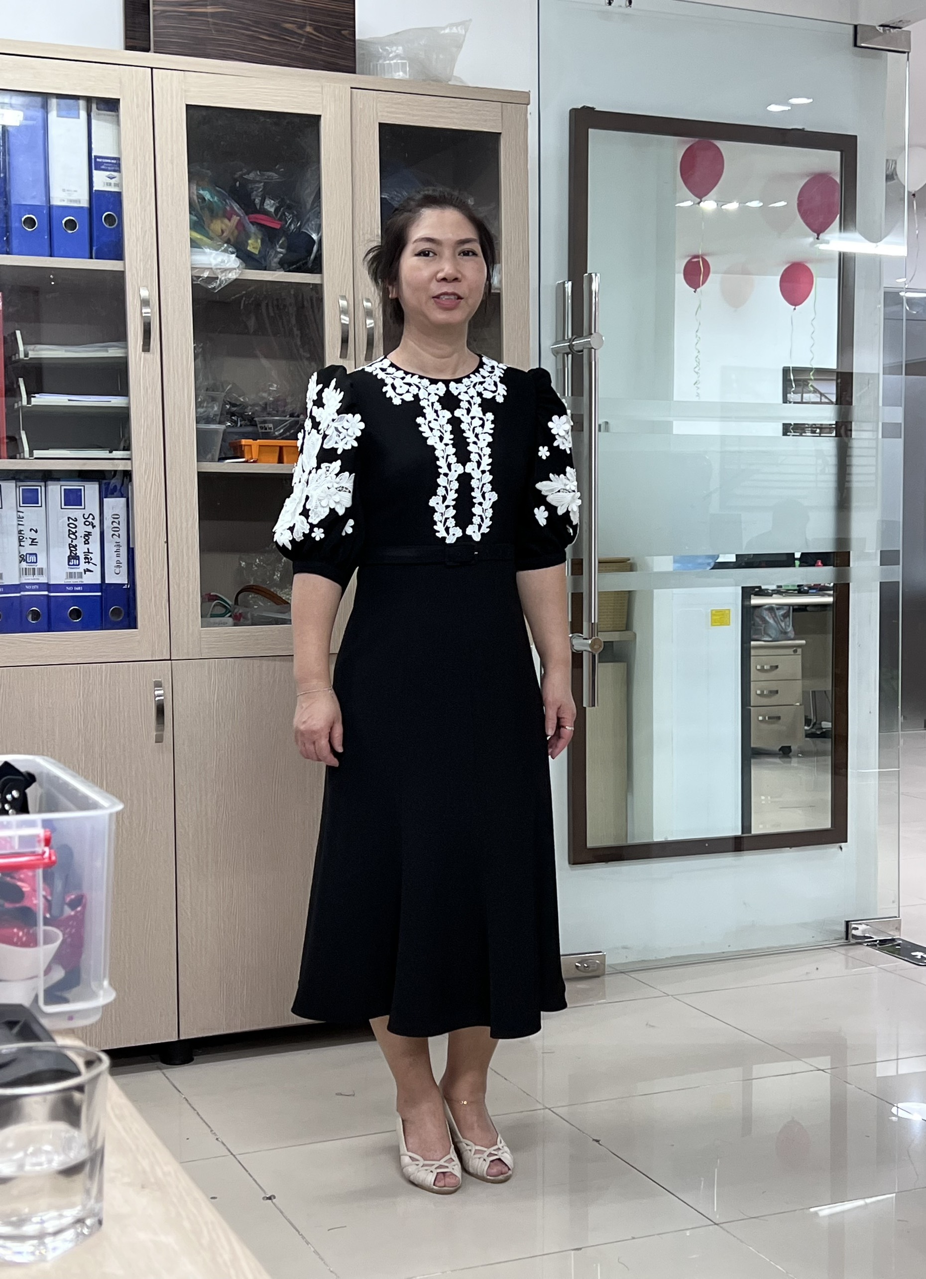 Đầm đen đuôi cá tay bồng đính ren trang trí