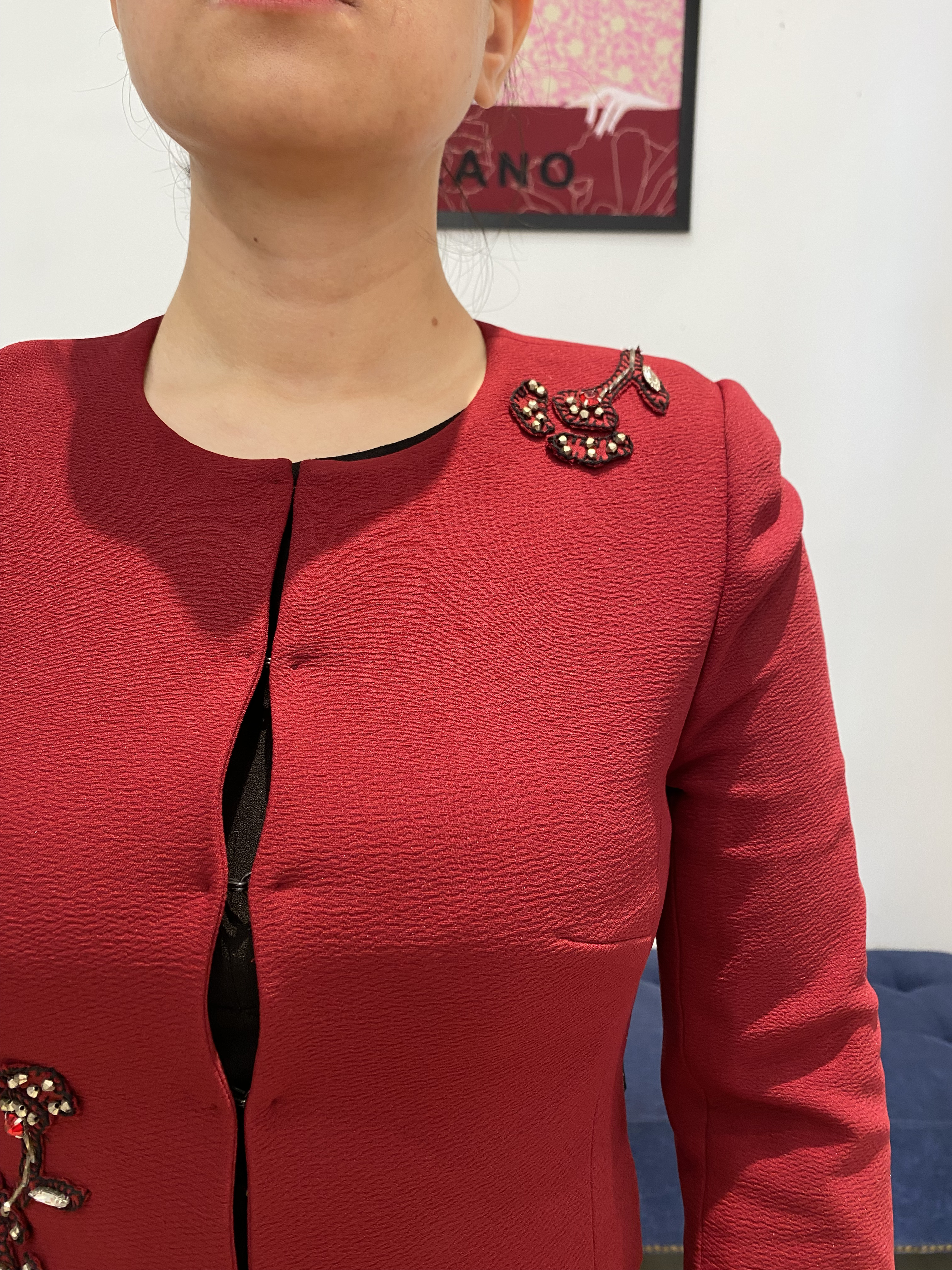 Áo khoác ngắn dak lông cừu cổ tròn đính đá màu đỏ_thumbnail_3