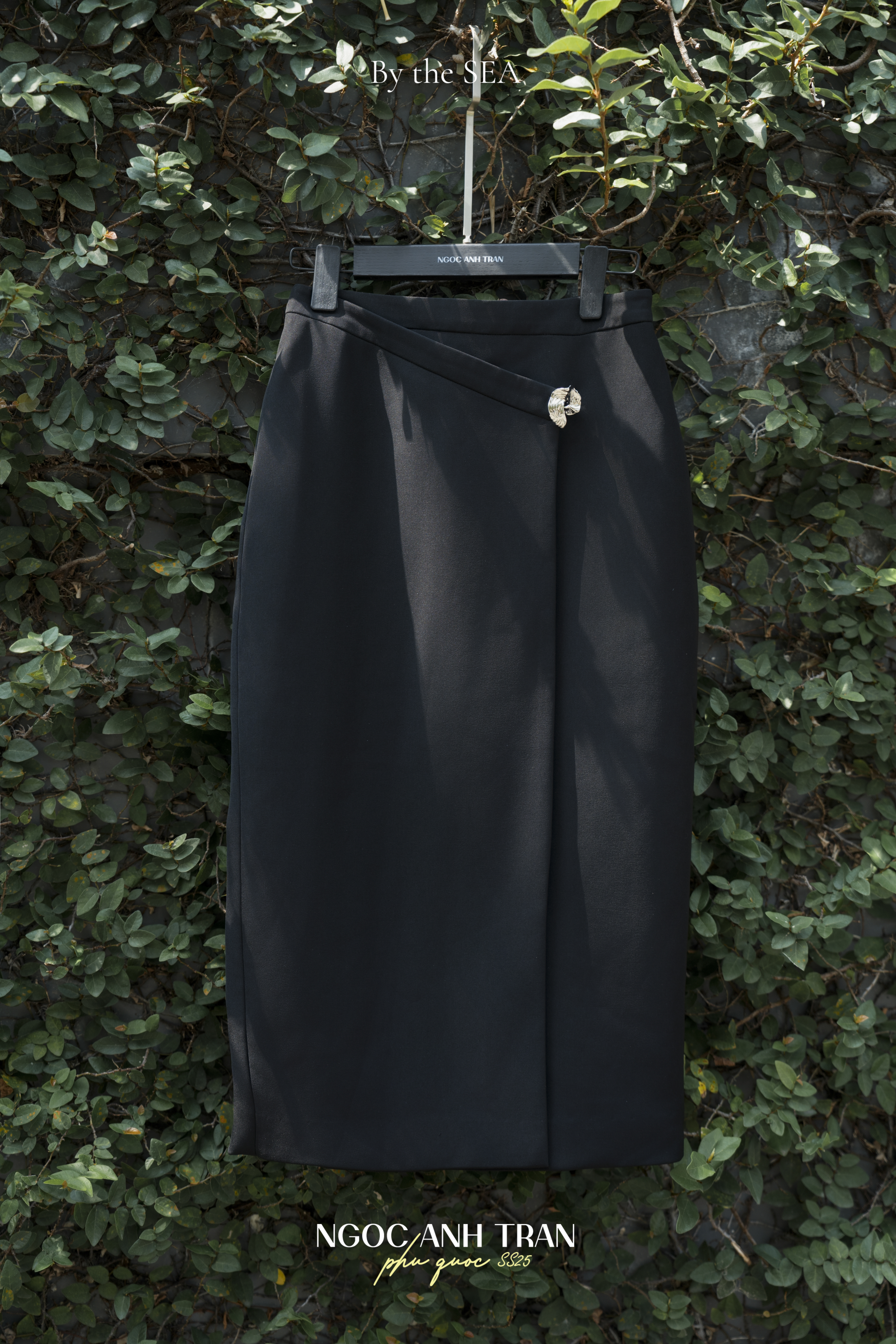 CV168 - Chân váy 2 màu đen trắng đính cúc kim loại