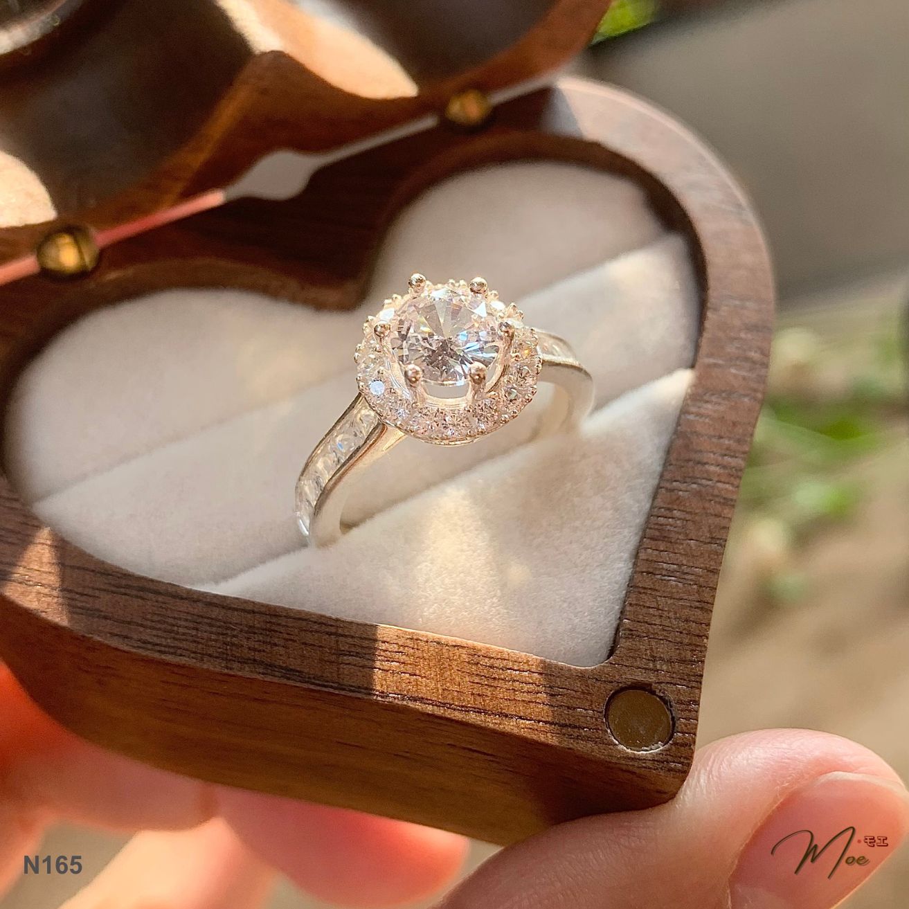 N165 - Nhẫn đá chủ tròn đài hoa viền pha lê Baguette