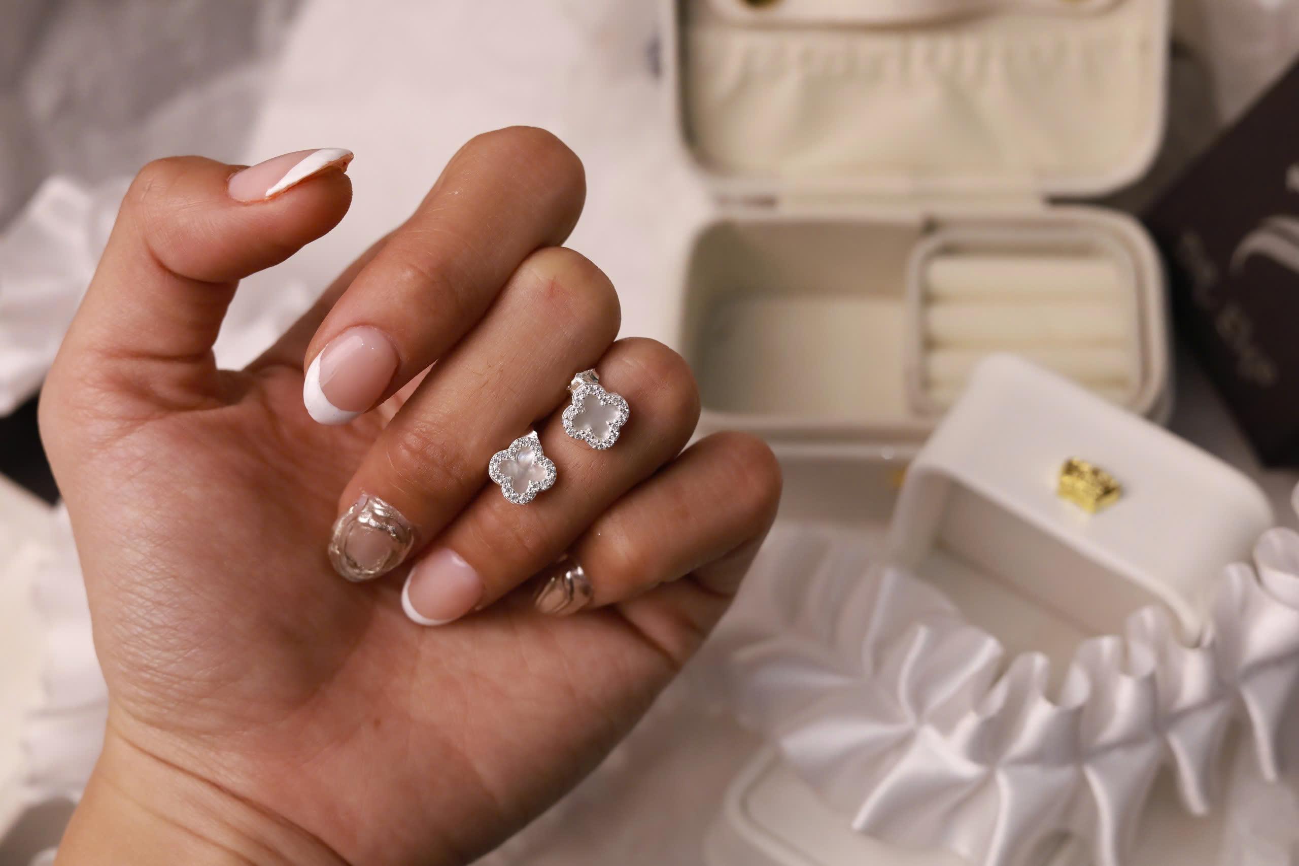 Khuyên kiểu bạc cỏ 4 lá xà cừ trắng viền đá xi bạch kim_thumbnail_2