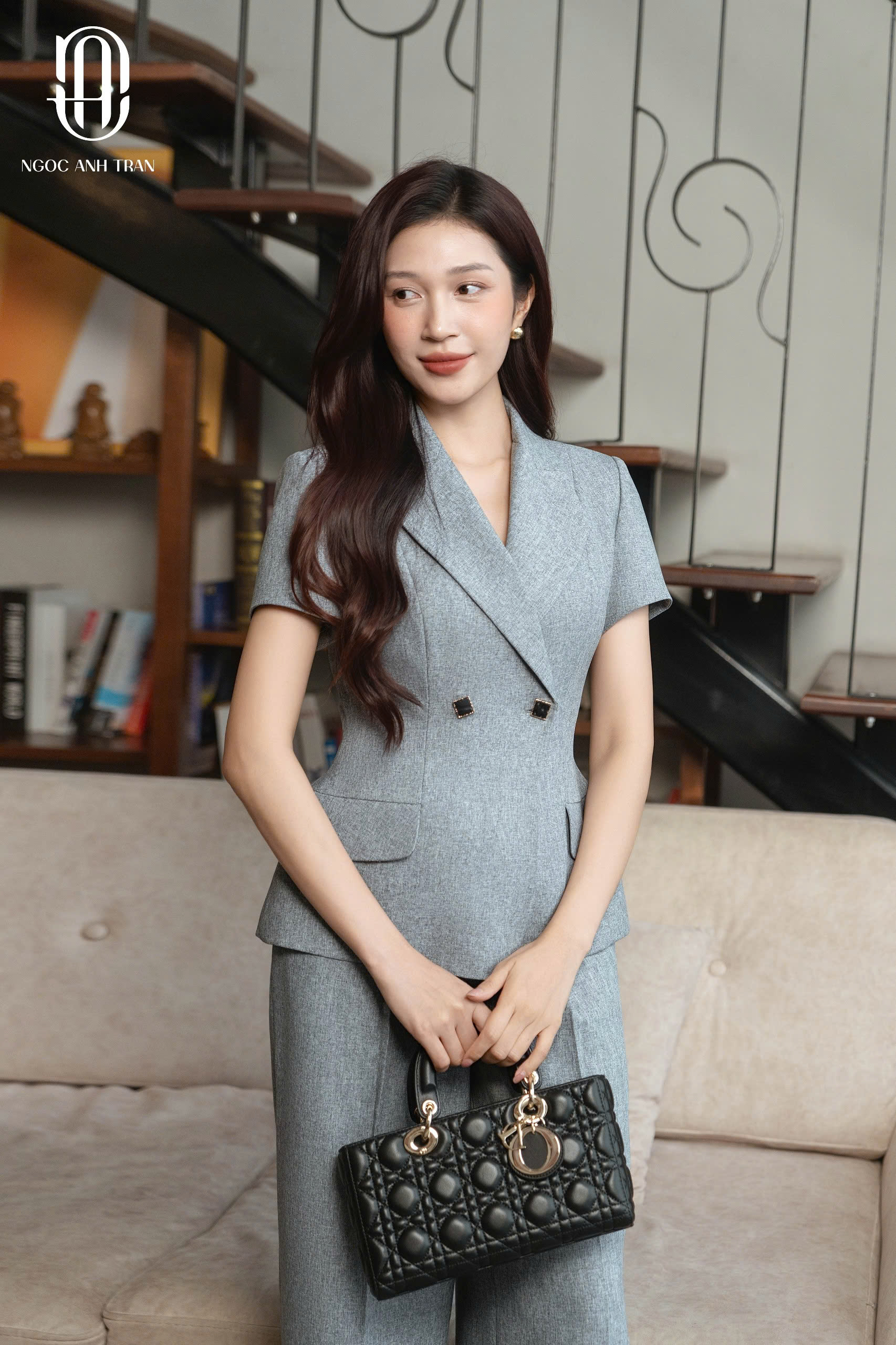 V072 - Áo vest ghi tay cộc cúc vuông