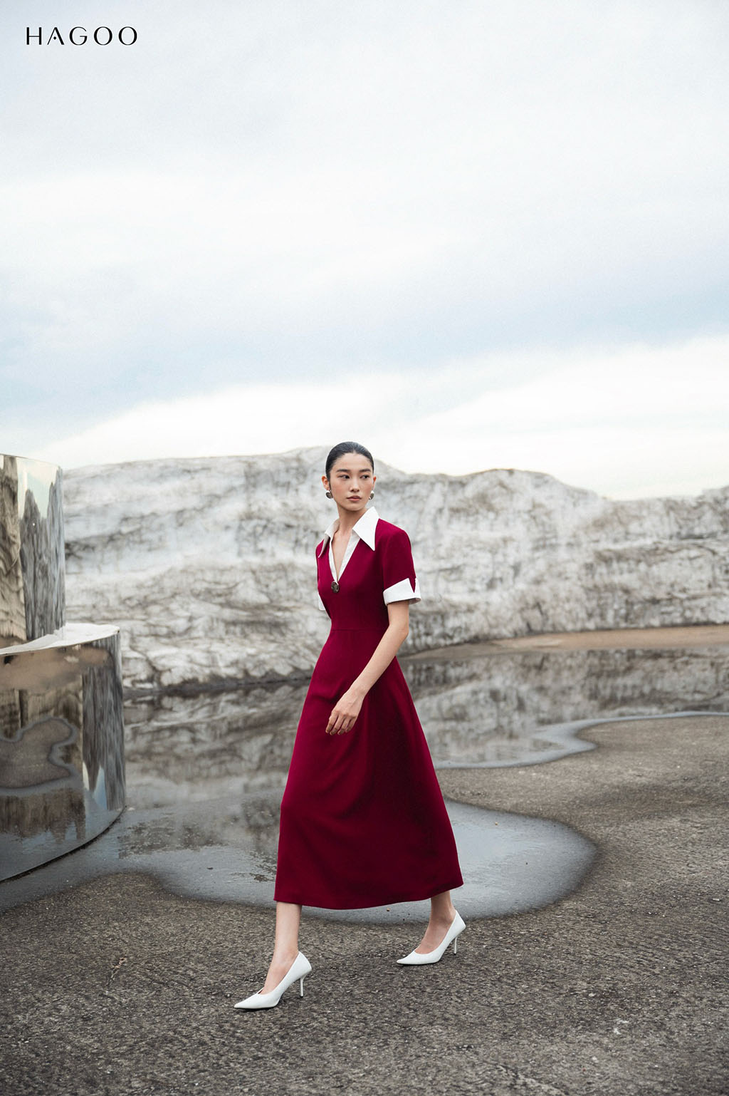 Pure colors combined with gentle dress designs help women confidently express themselves.