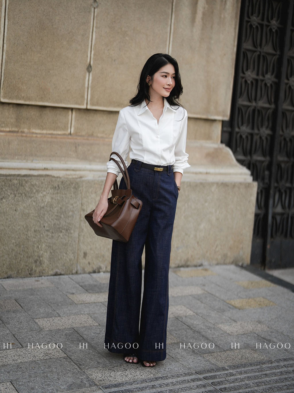 Phối cùng áo sơ mi giúp tổng thể trở nên cá tính và thanh lịch hơn