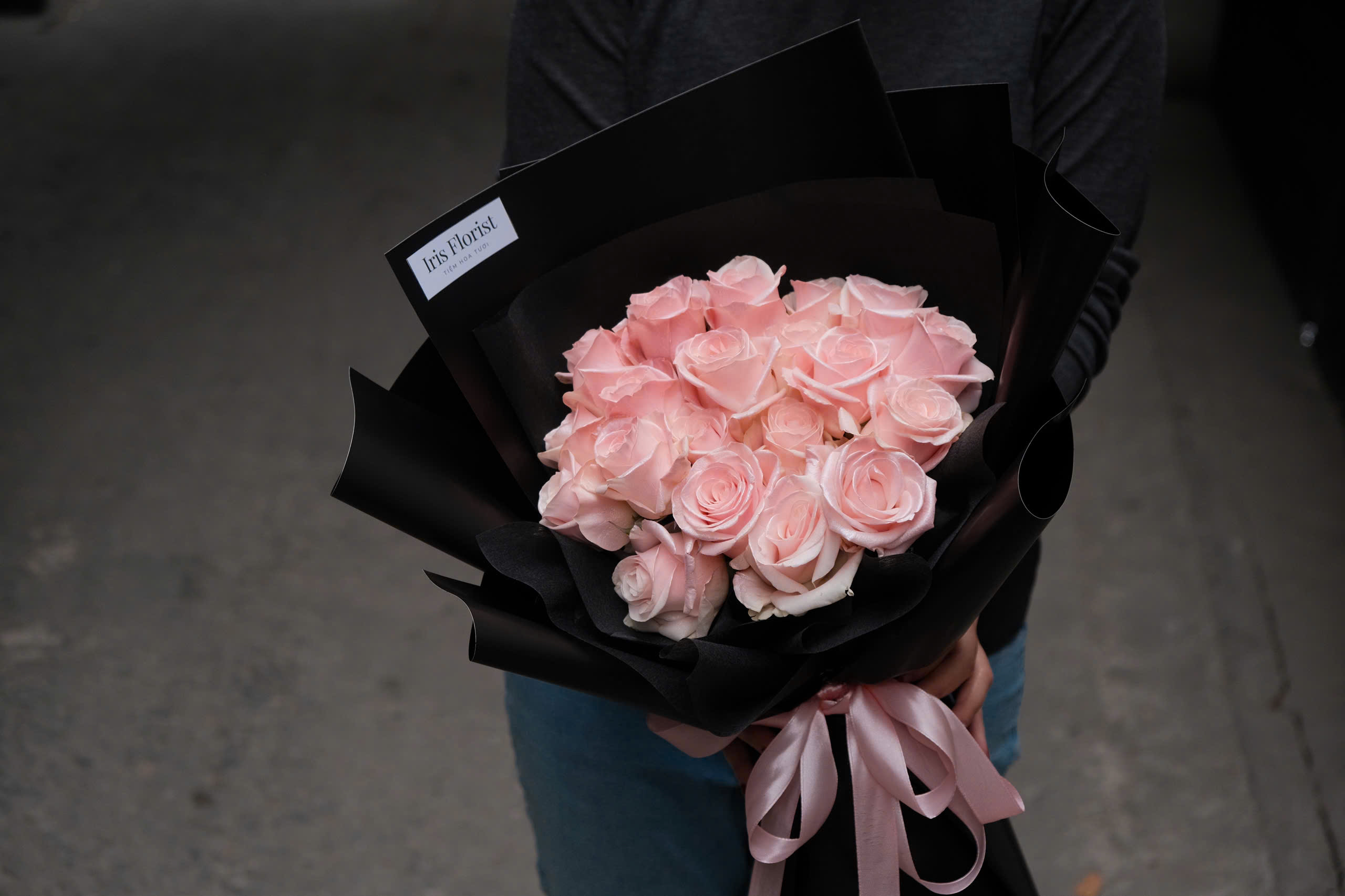 Bó hoa hồng Pink Blush - Giấy Đen - Size M