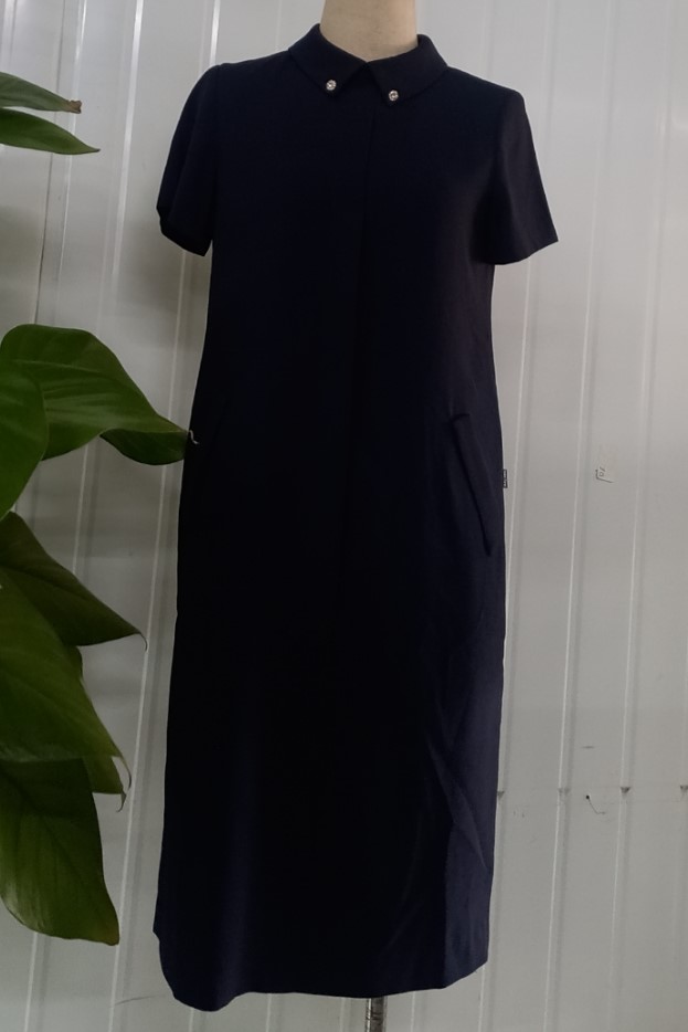 Đầm xanh suông bổ túi hai bên