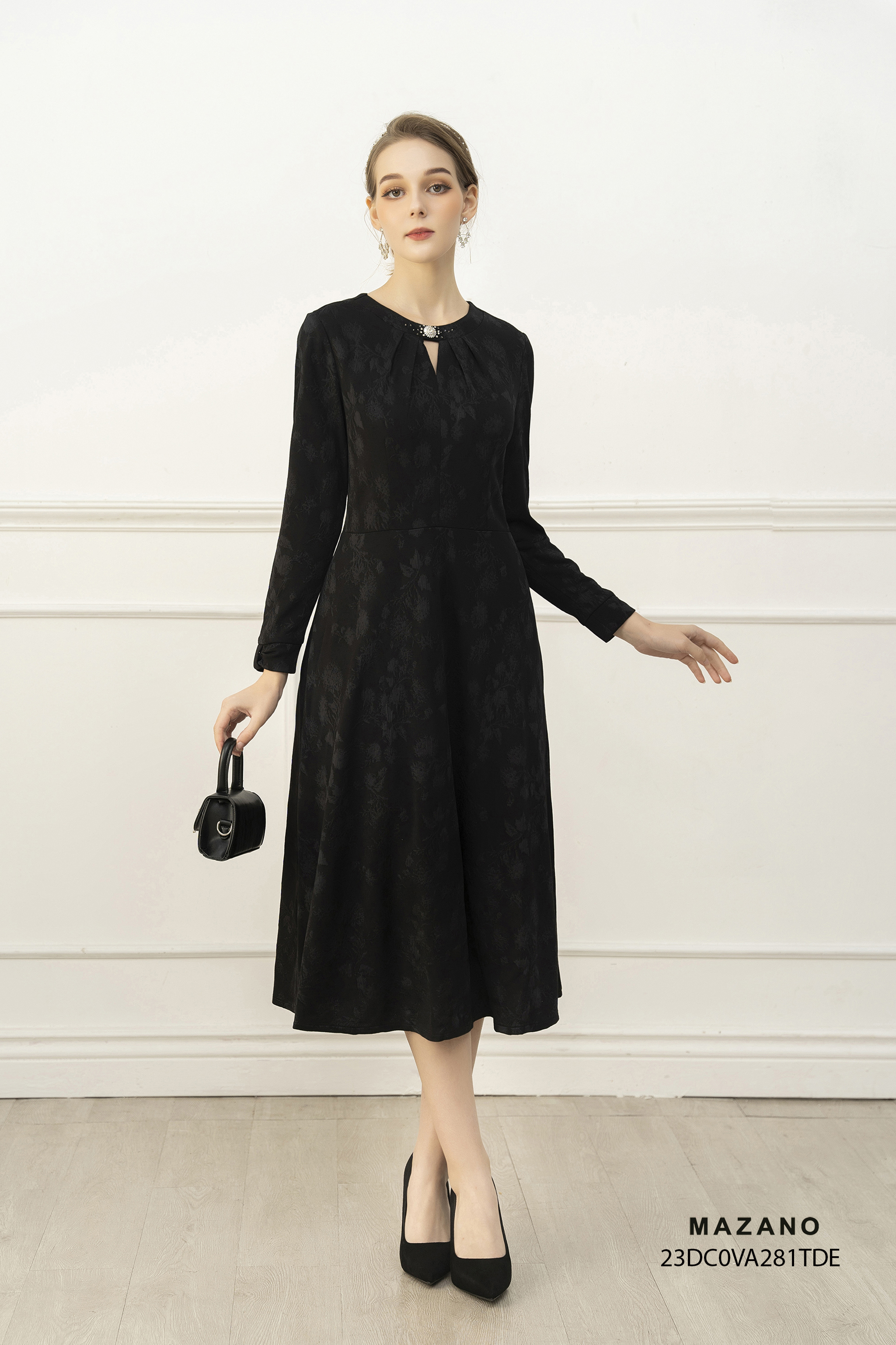 Đầm dạ len thân ôm chân rủ, cổ cách điệu xếp ly đính hạt cườm