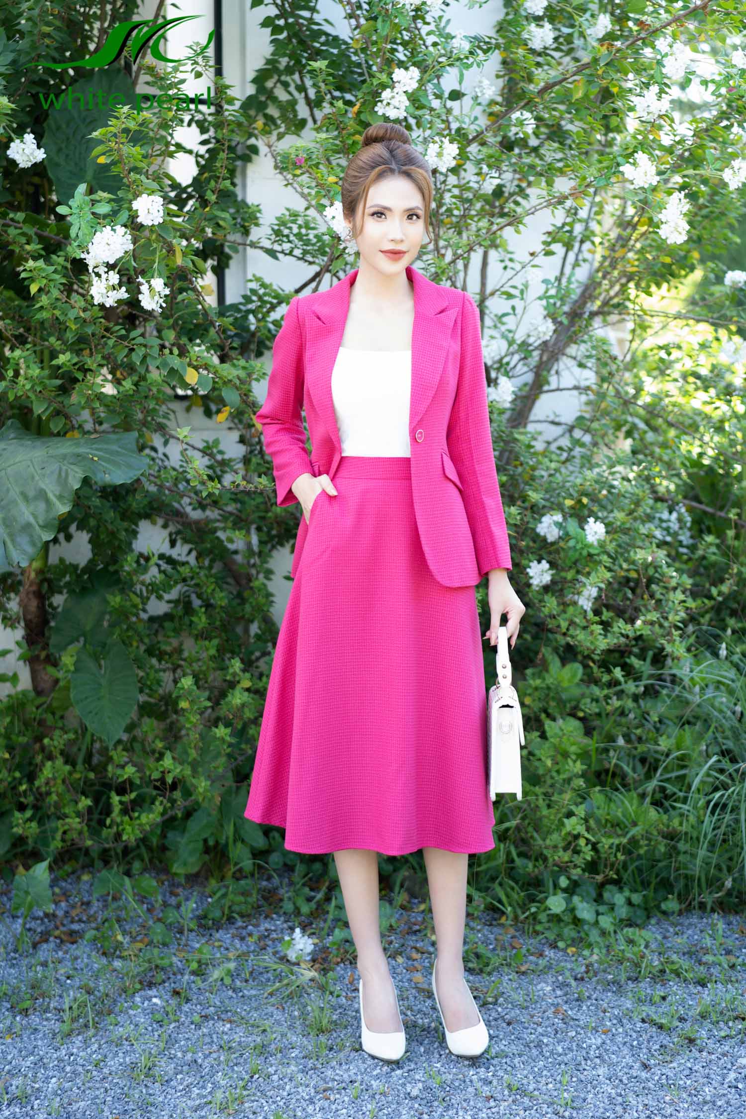 Bộ vest dáng dài kết hợp chân váy xòe màu hồng thời trang công sở White Pearl