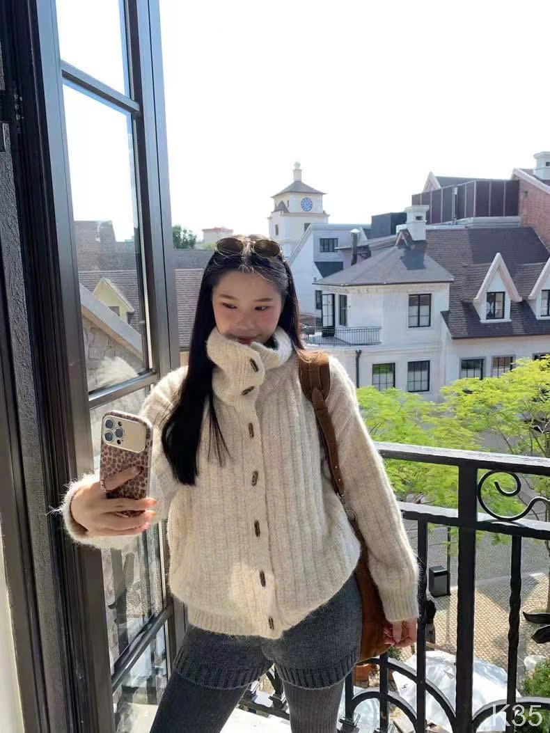 Áo len lông cúc sừng - K35