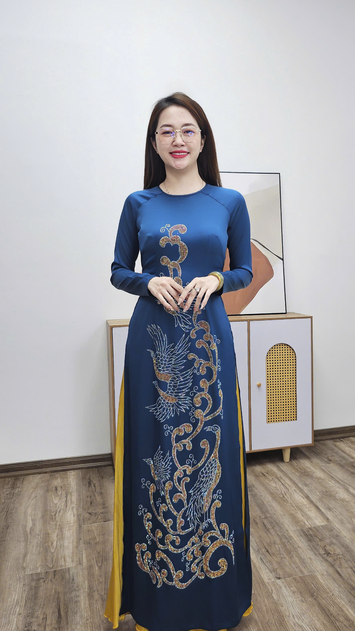 A3015 áo dài cổ khít tay dài lụa ánh sao đính đá vàng chim hạc