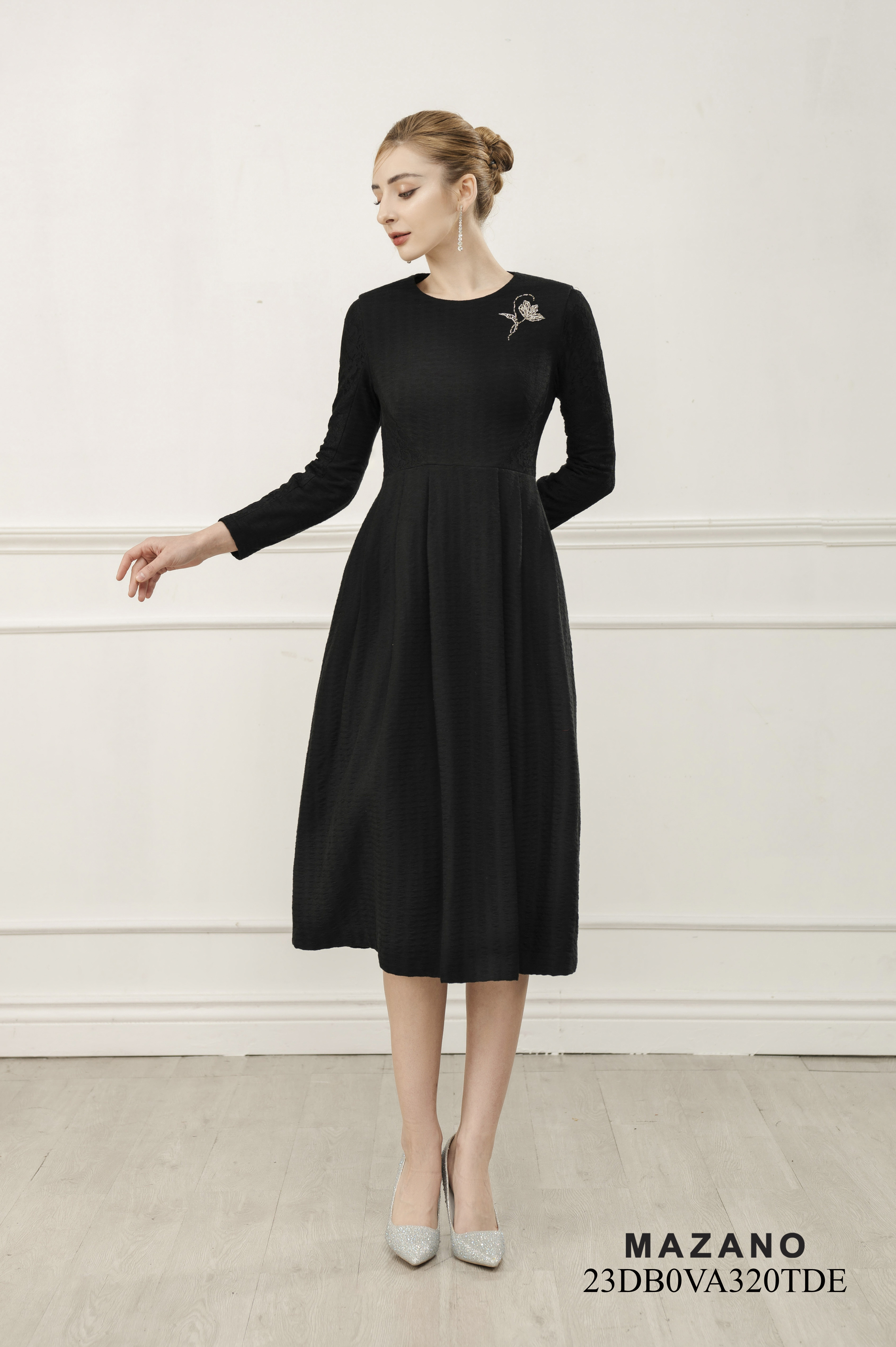 Váy Đầm ôm chân xếp ly Vải dạ len phối ren Đính trang trí ngực Cổ tròn Tay dài Dài đến bắp chân