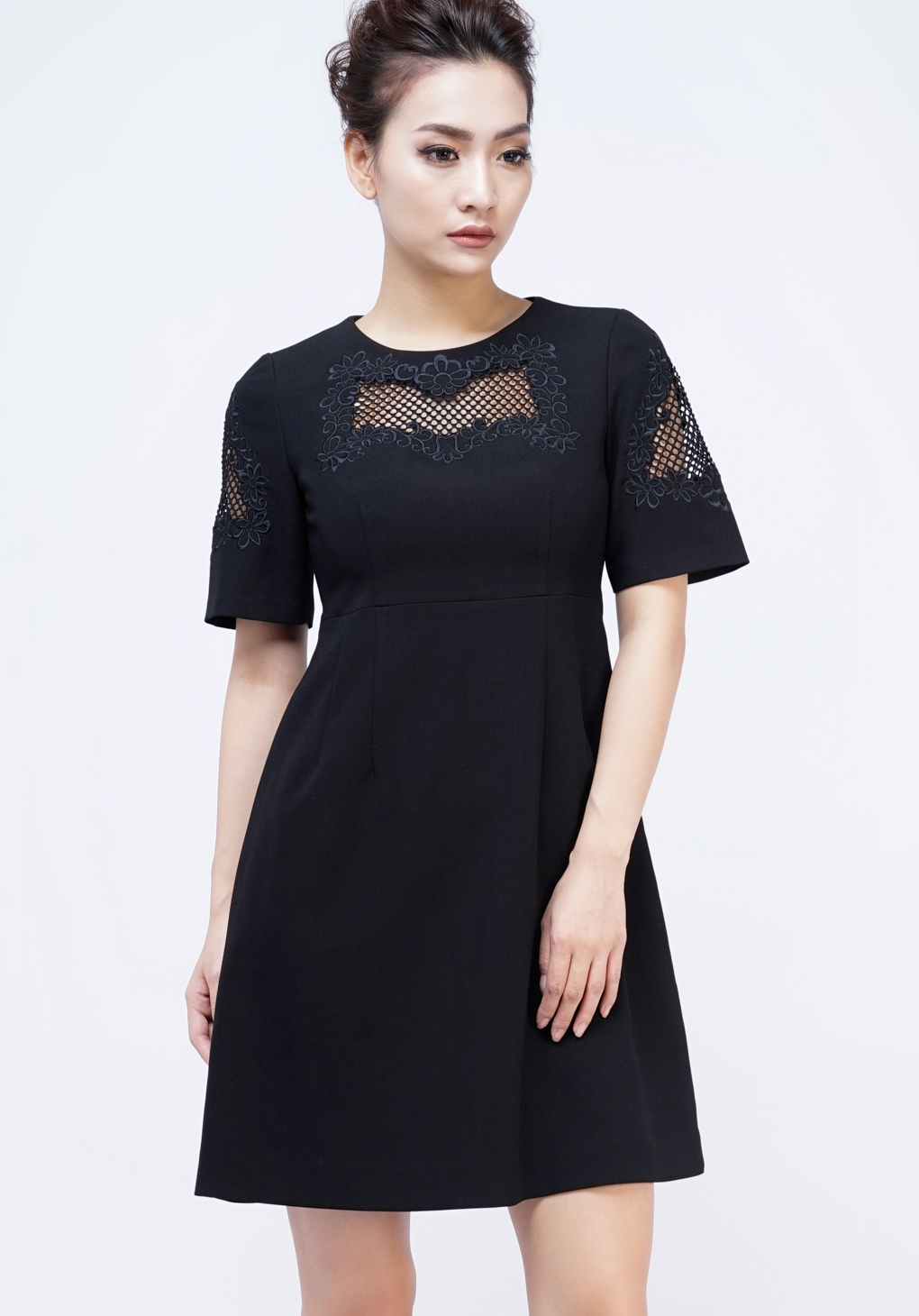 Đầm đen thêu ô tay ngực_thumbnail_2