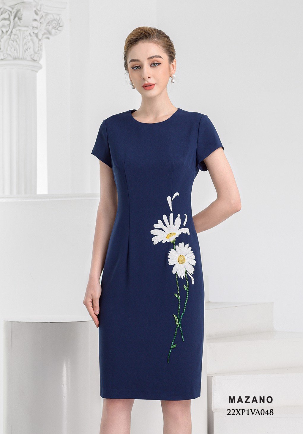 Đầm xanh ôm tay lỡ thêu hoa sườn