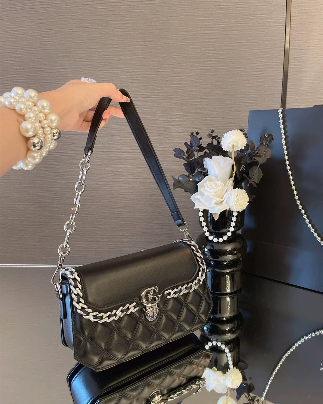 Túi xách nữ UHE_2524 ELY – đeo vai da chần ô, viền quấn bạc, khóa sang trọng – Đen/Trắng_thumbnail_3