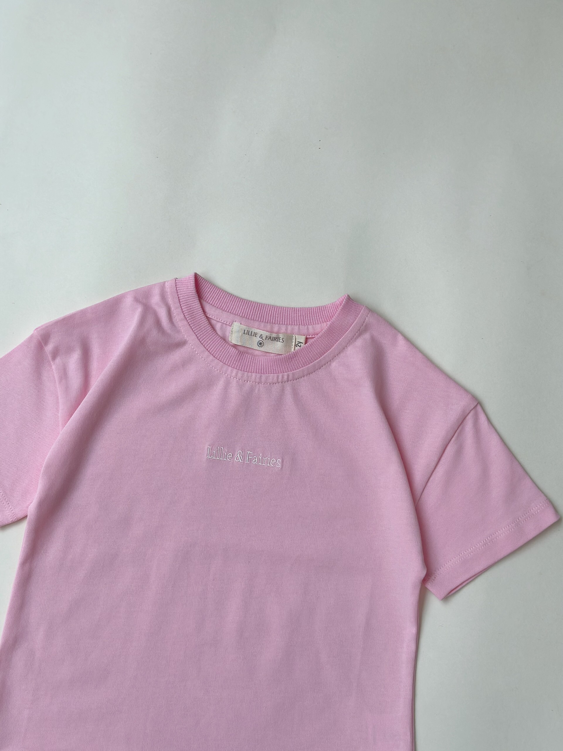Lillie T-Shirt 24 (Áo Phông Thêu Chữ Cổ Tròn)
