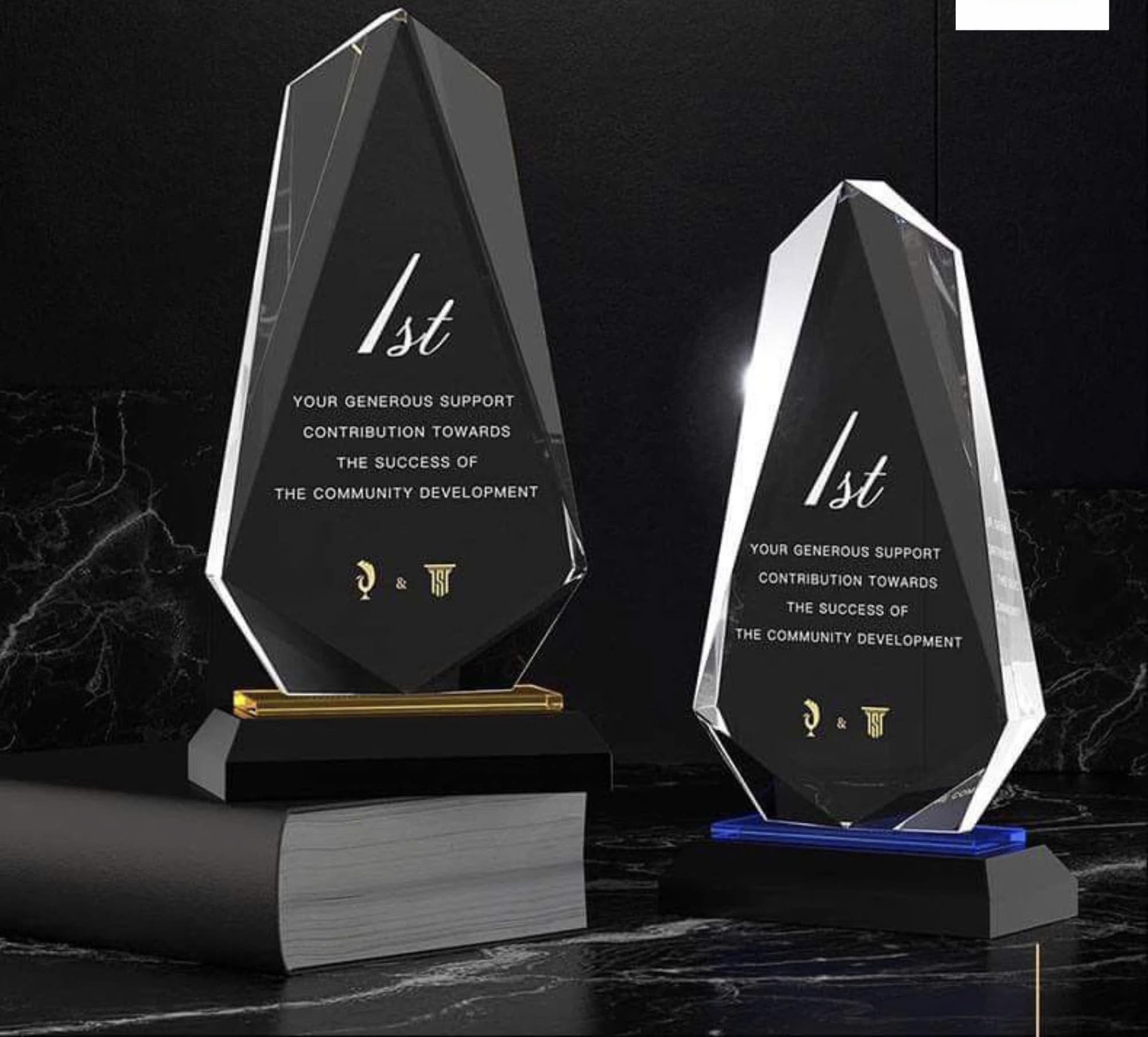 Kỉ niệm chương pha lê in, khắc theo yêu cầu