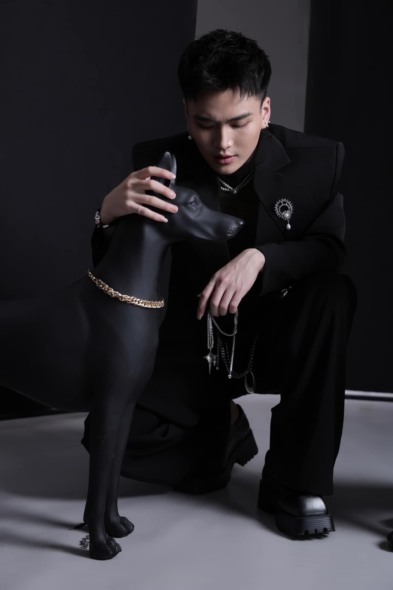 Suit đen quyền lực – Sang trọng & cá tính_thumbnail_2