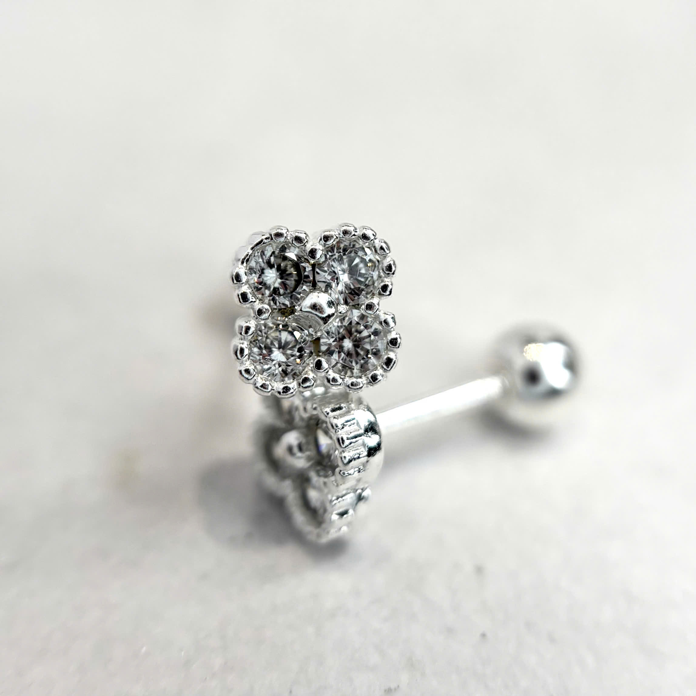 Khuyên kiểu bạc xi kim hoa 4 cánh đá trắng