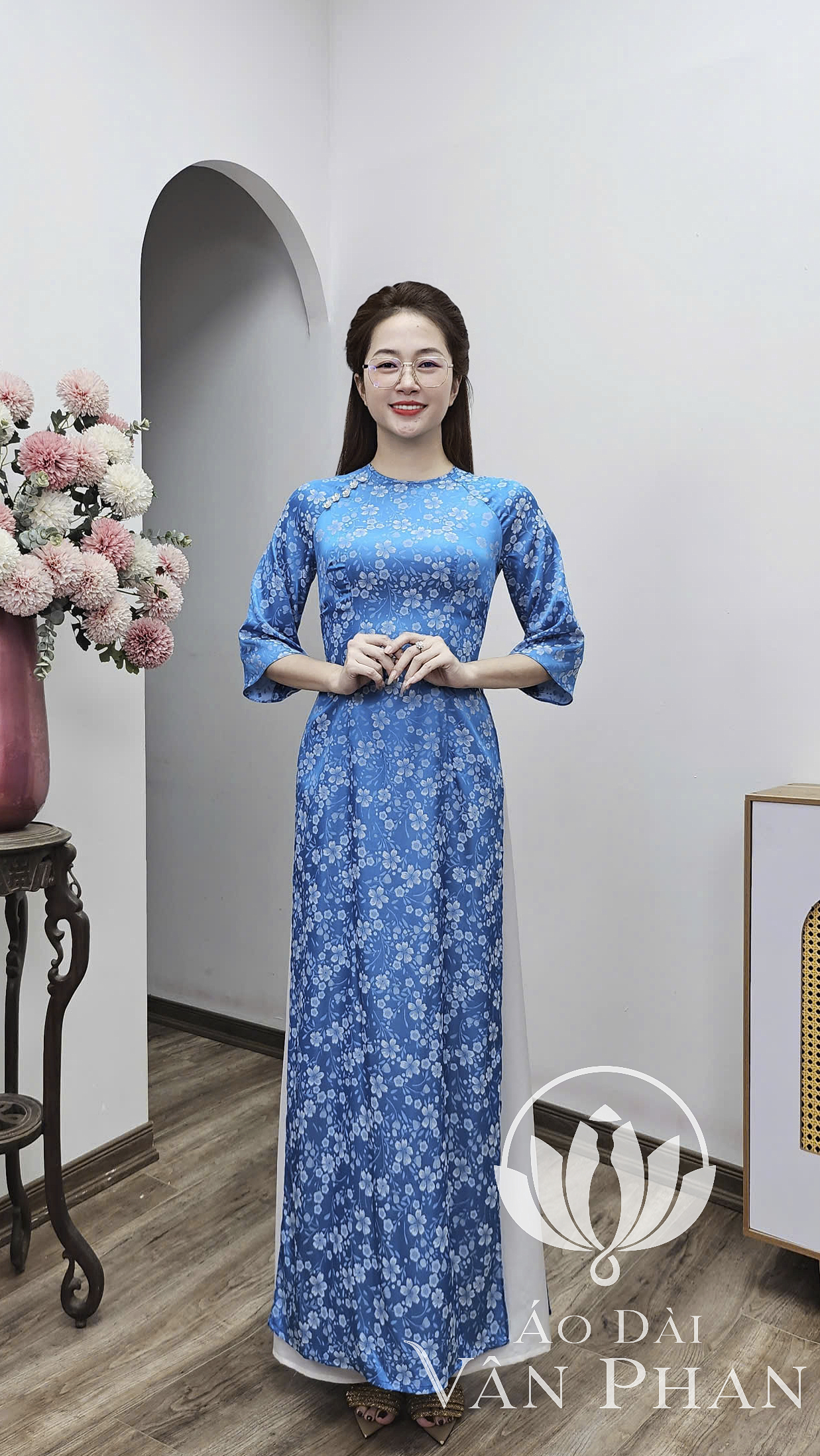 A3122 áo dài cổ khít tay loe gấm xanh biển hoa trắng