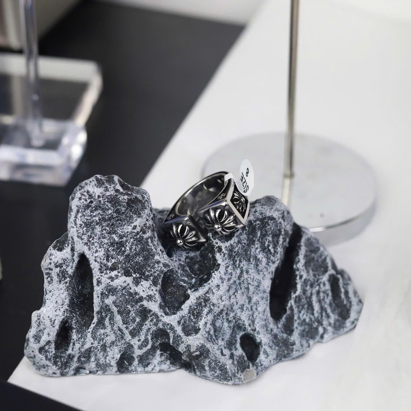 Nhẫn kiểu chrome heart hoạ tiết nổi_thumbnail_1