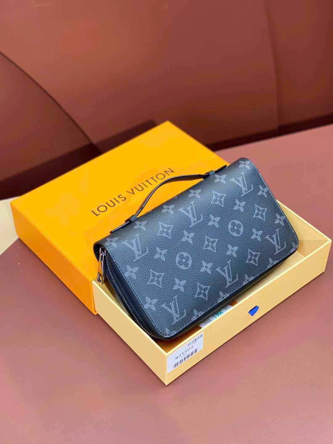 Ví nam cầm tay LV dáng dài có quai xách_thumbnail_5