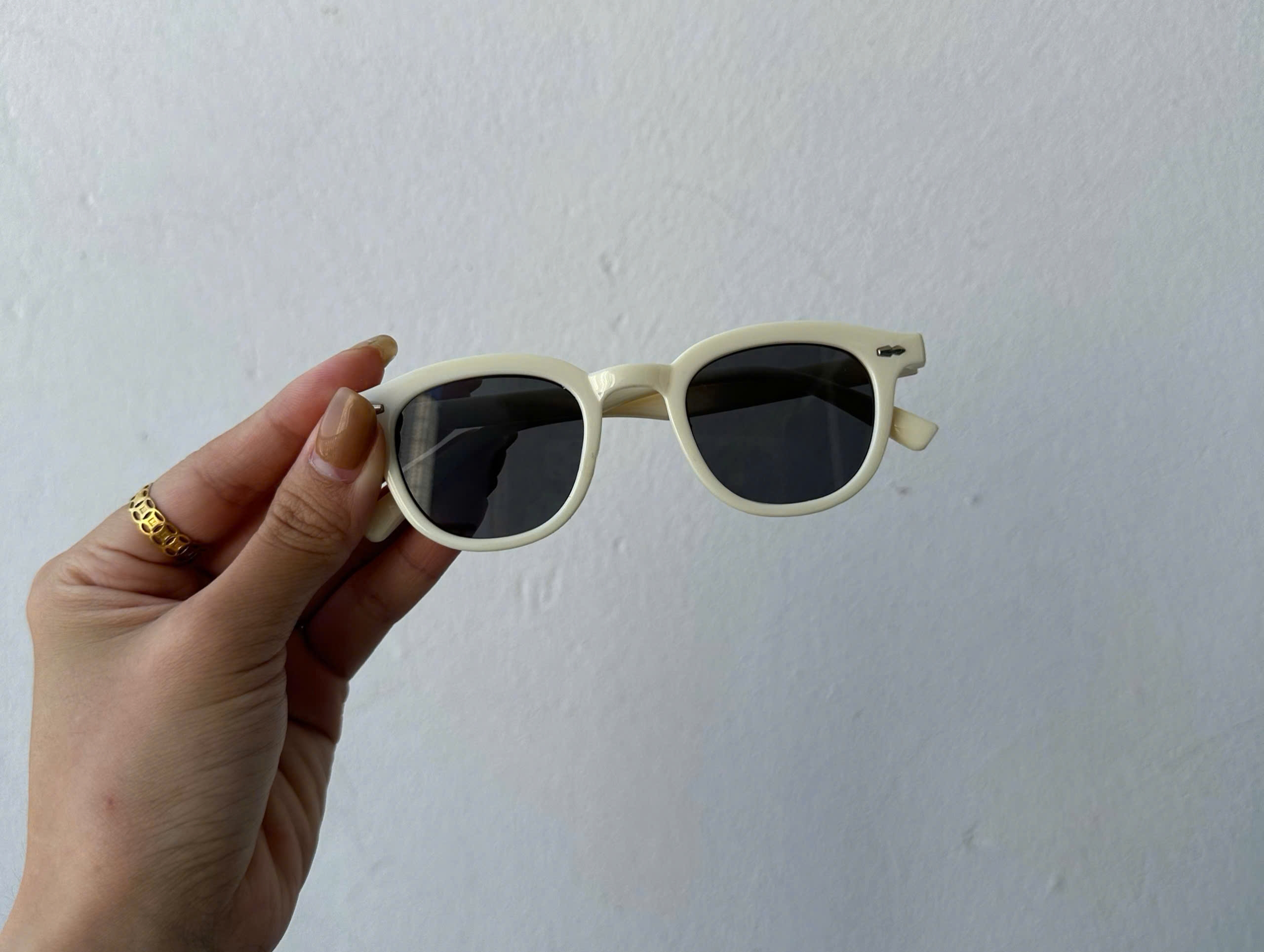 Kính trắng đen (màu be)